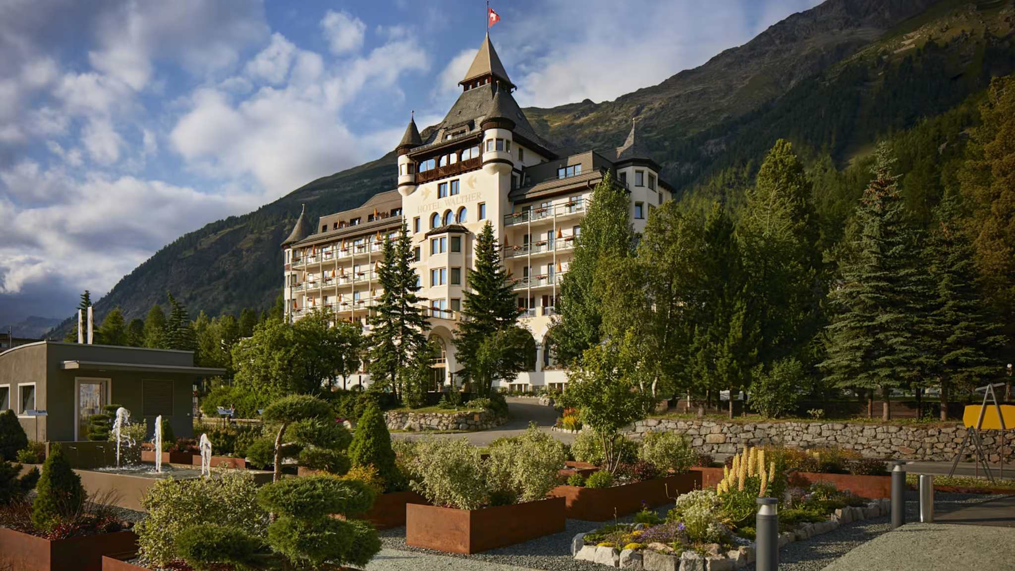 Außenansicht eines kleinen Hotels mit vvier Spitztürmen im Dach