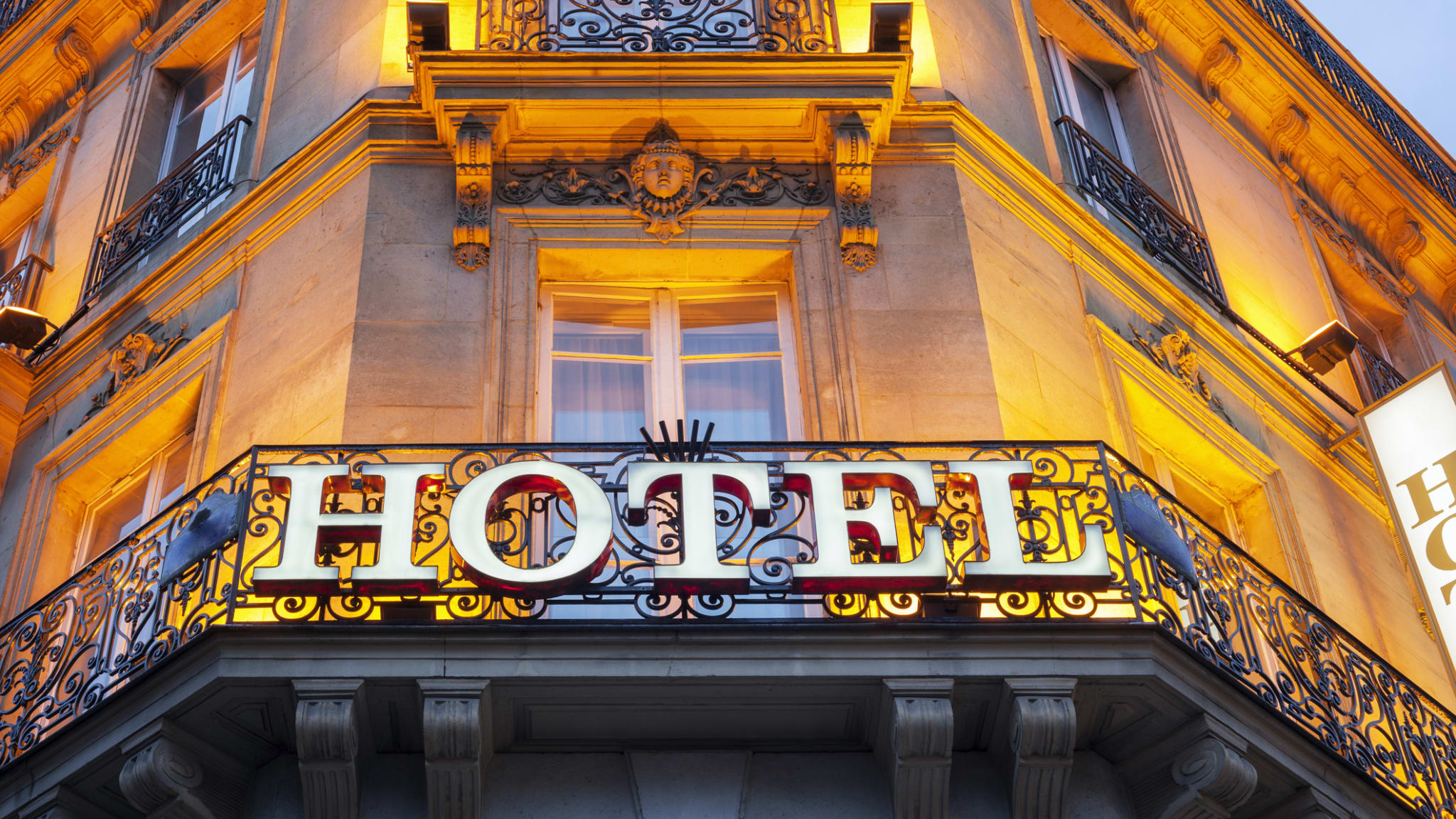 Hotelschild vor einem Eingang © BrianAJackson/iStock / Getty Images Plus via Getty Images