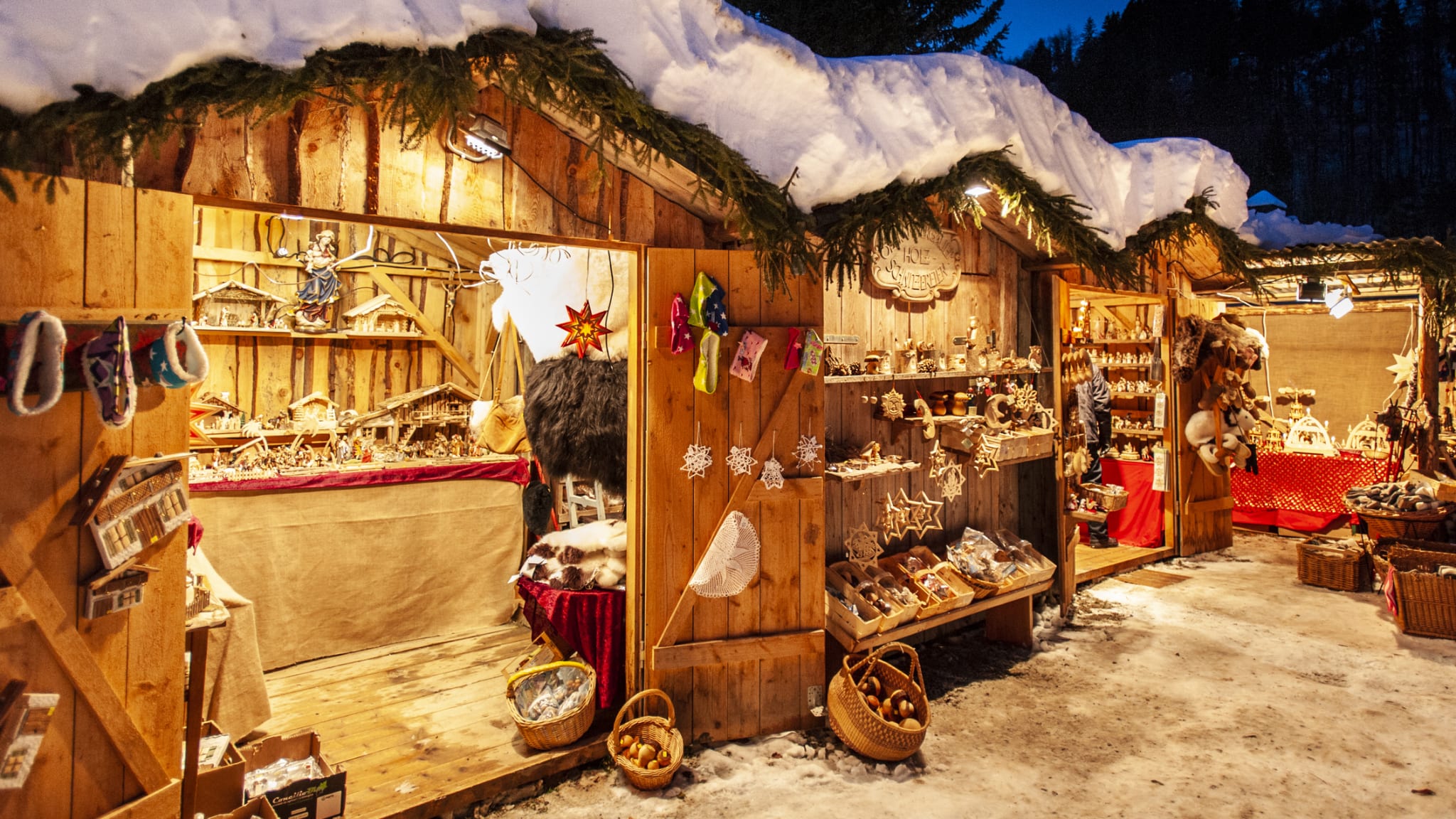 Hütte auf Weihnachtsmarkt in Aargau, Schweiz © iStock.com/filmfoto