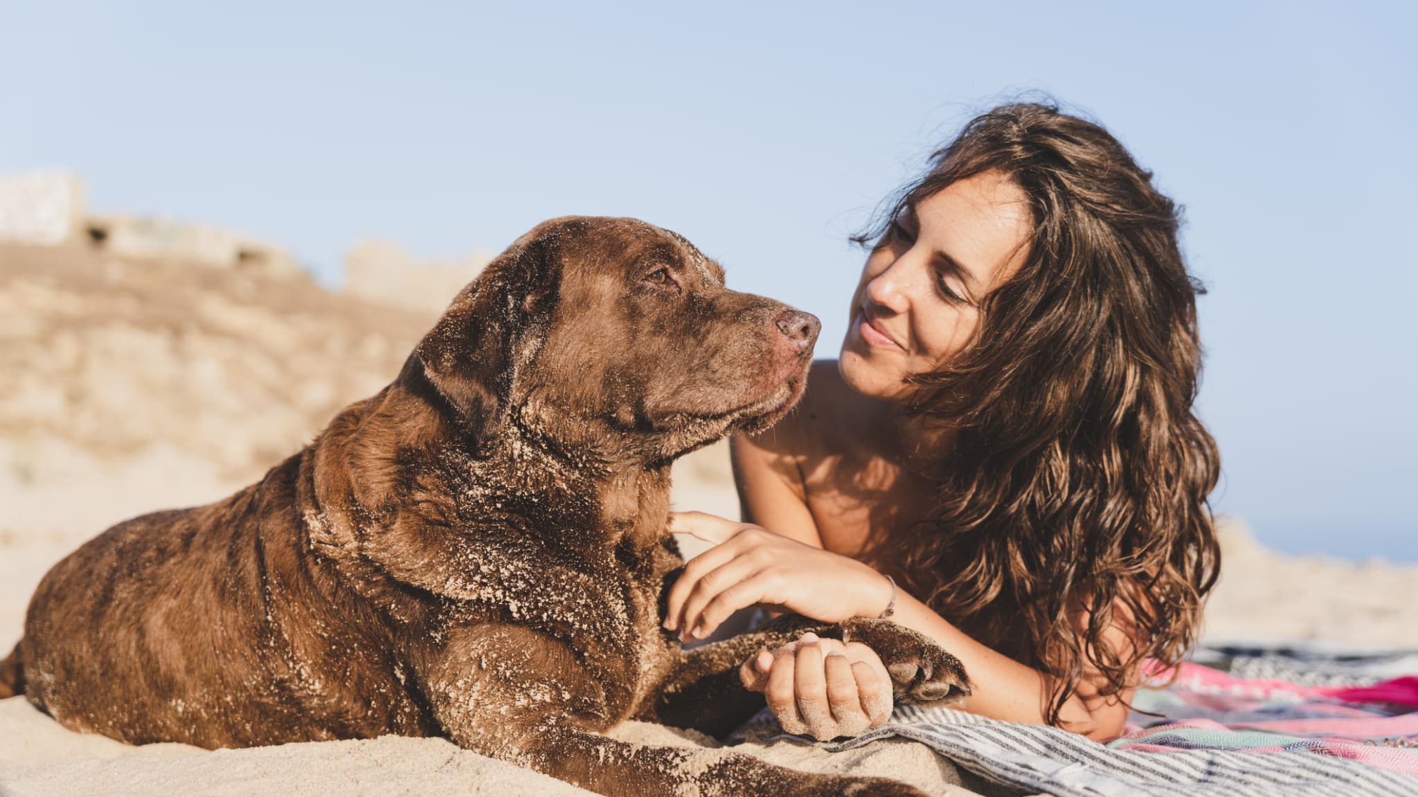 Strand in Spanien ©Rawlstock/Moment via Getty Images