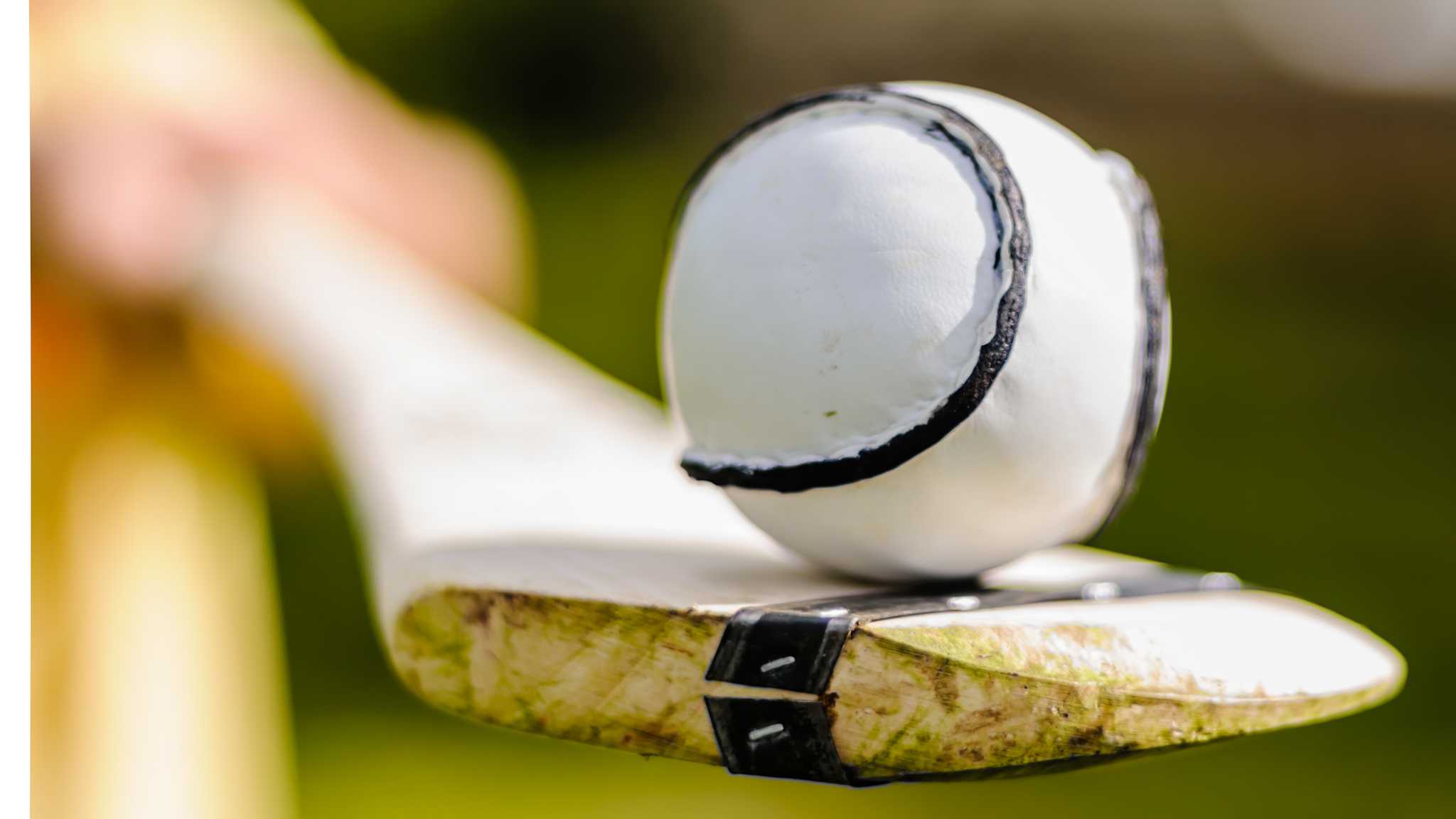 Ein Sloitar Ball auf einem hurl für ein Hurling Spiel.