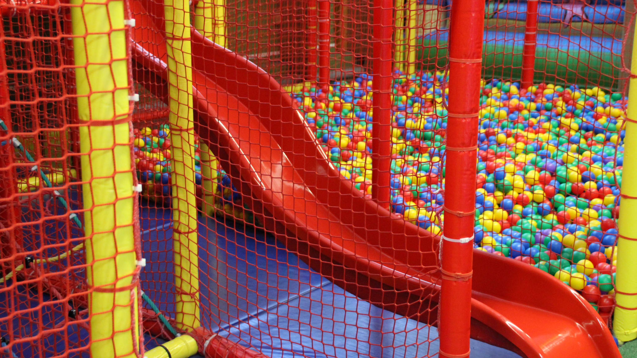 Das Bällebad ist nur eines von vielen Attraktionen in der Spielscheune Unterkirchnach © calla - stock.adobe.com