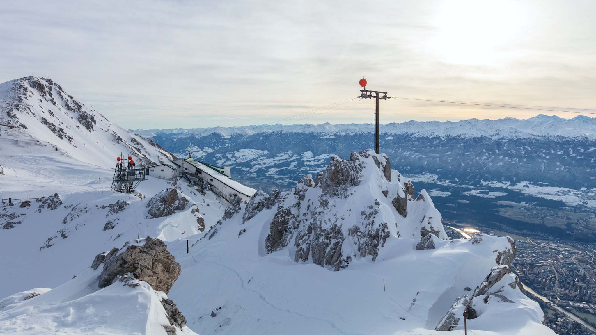 Bergstation einer Seilbahn über einem Tal.