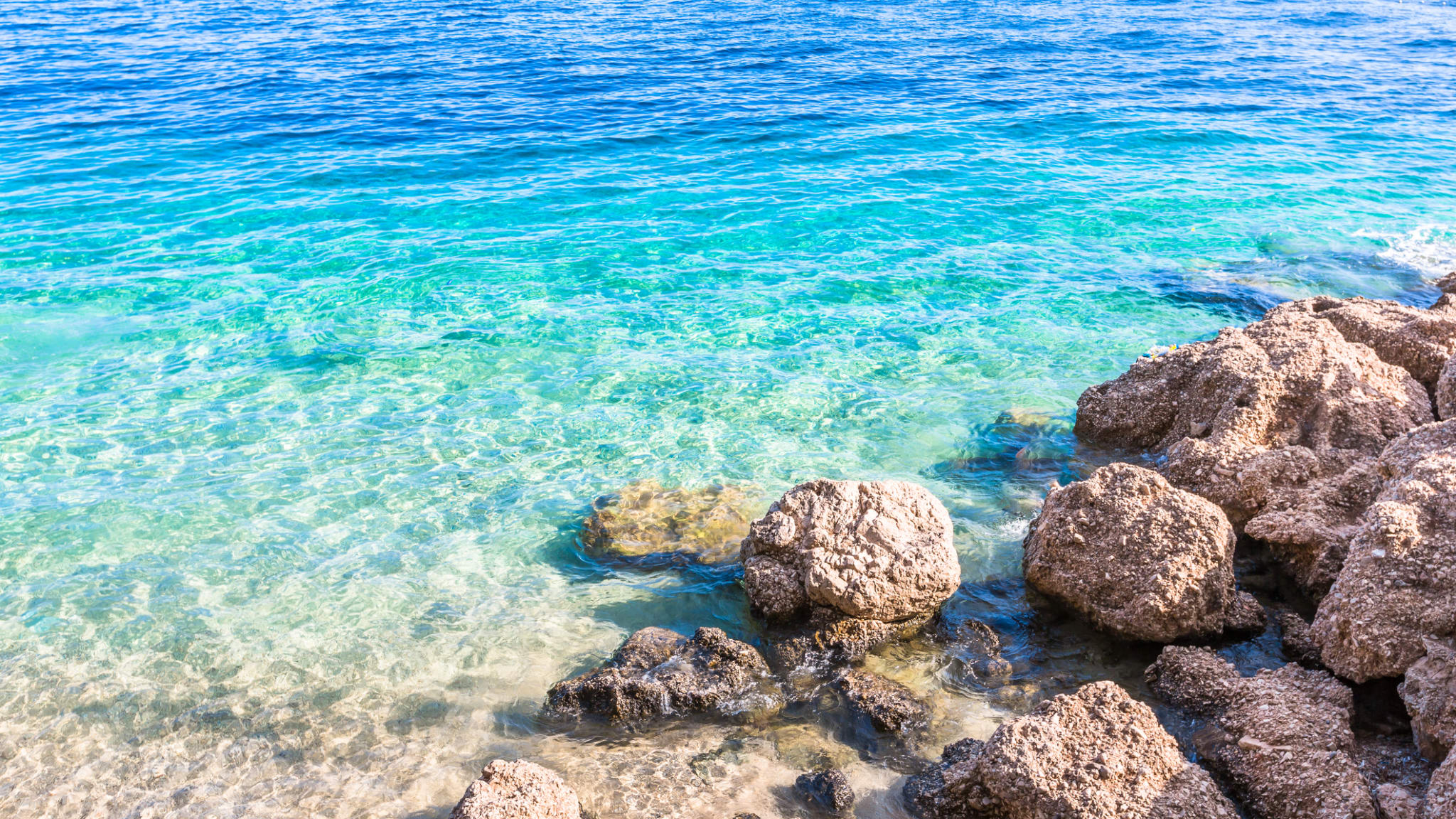 Zwischen Supetar und Sutivan liegen viele kleine felsige Strandabschnitte die bei FKK-Fans beliebt sind, Insel Brac, Kroatien ©MaRabelo/iStock