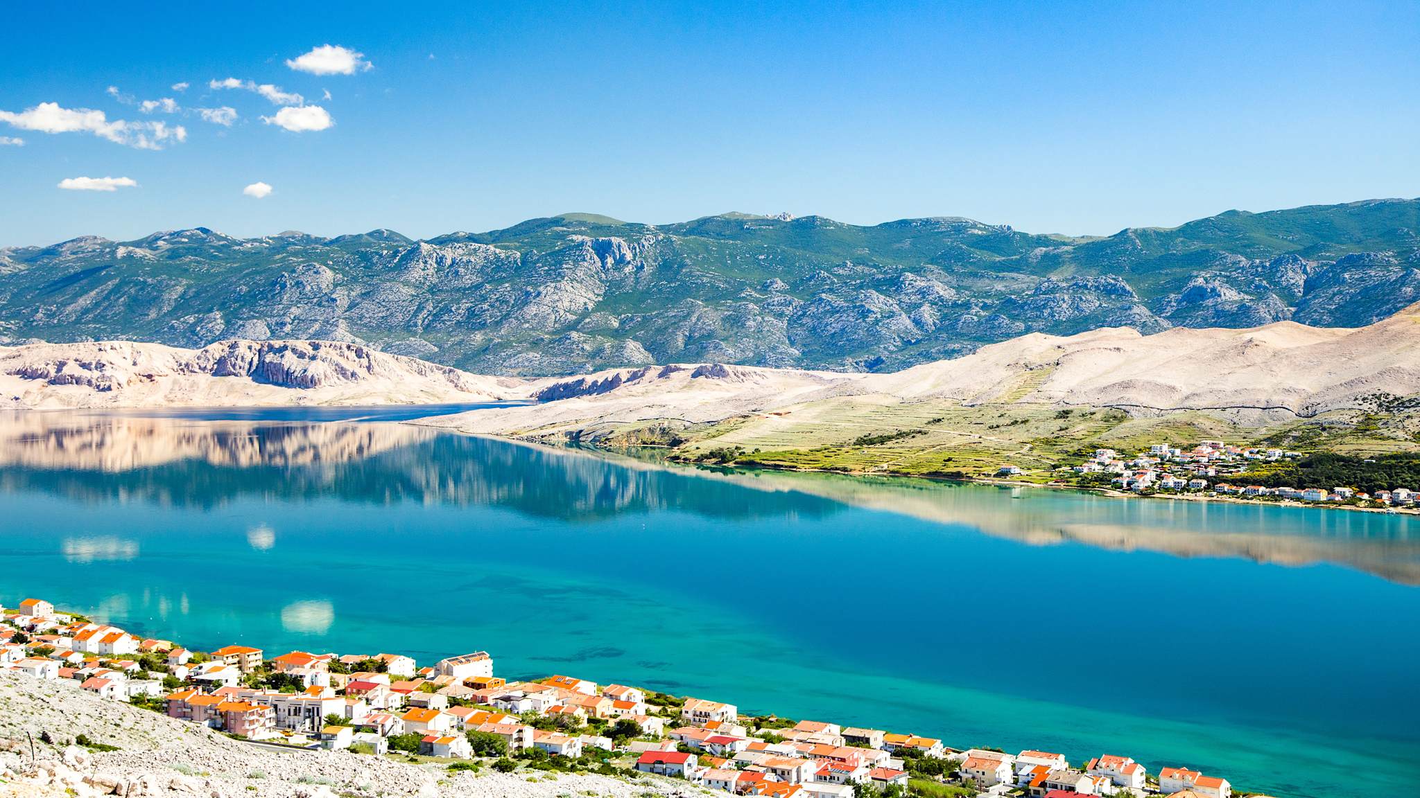 Ausblick auf die Meeresbucht vor dem Velebit Gebirge auf Pag