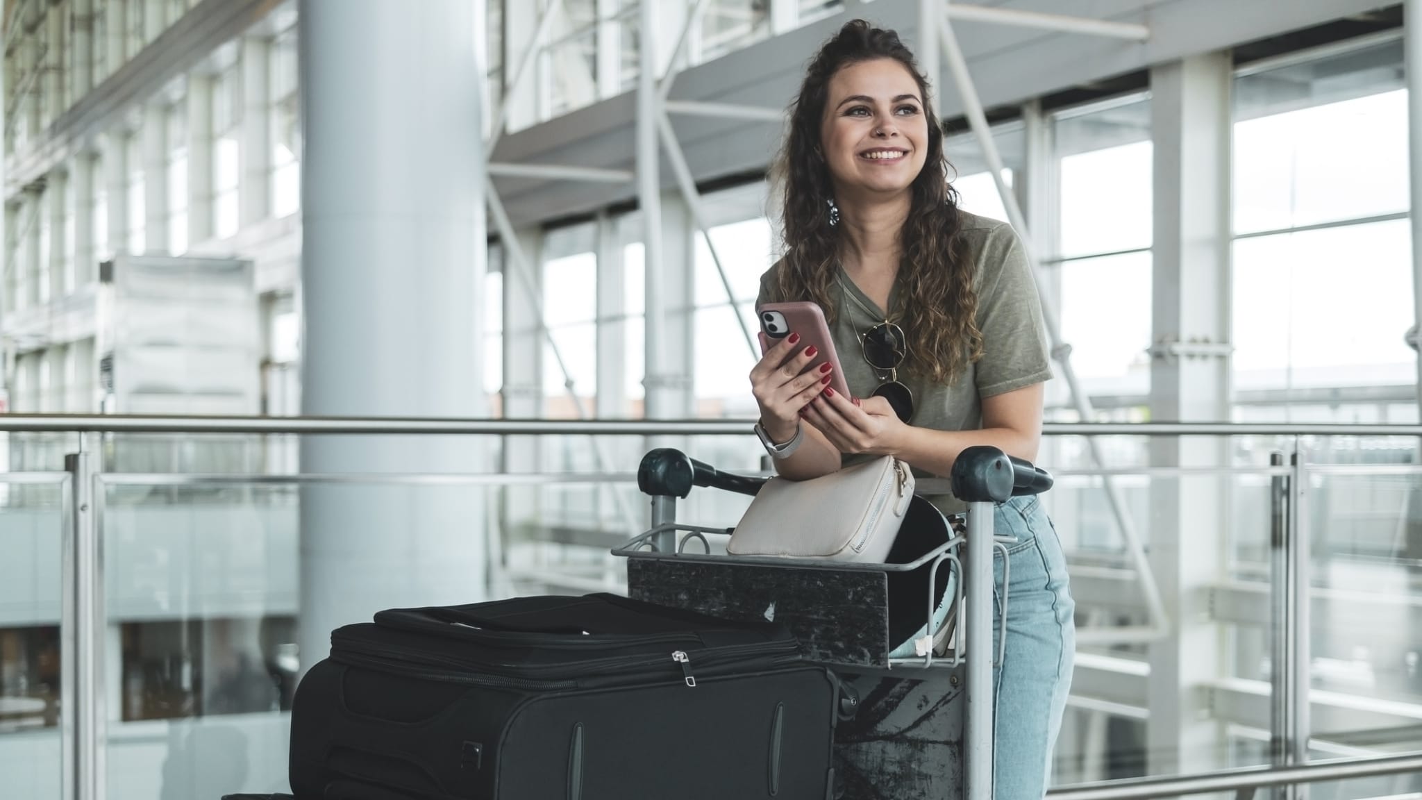 Junge Frau im Flughafen ©wsfurlan/E+ via Getty Images