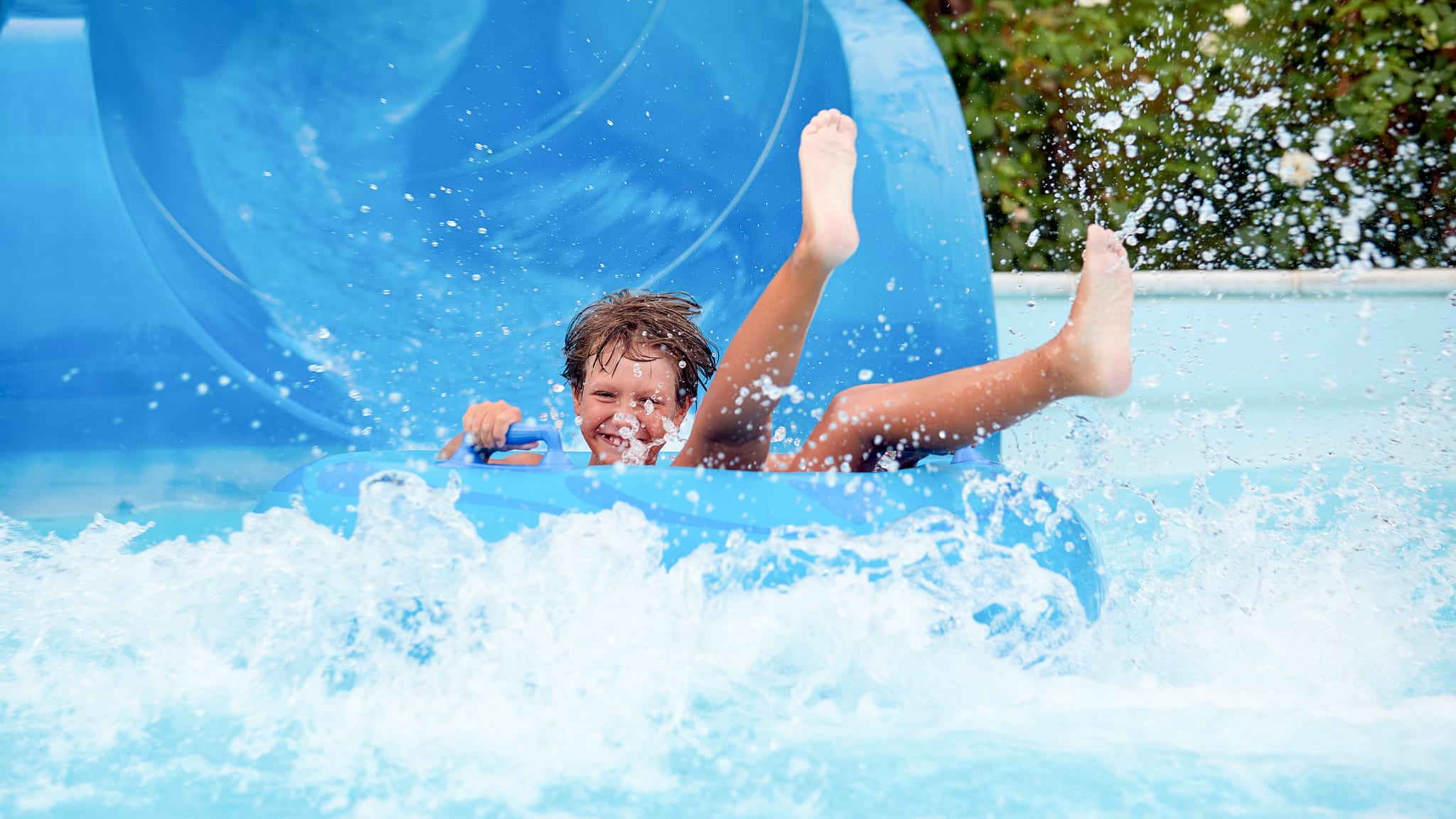 Junge auf Wasserrutsche in einem Wasserpark © Georgii - stock.adobe.com