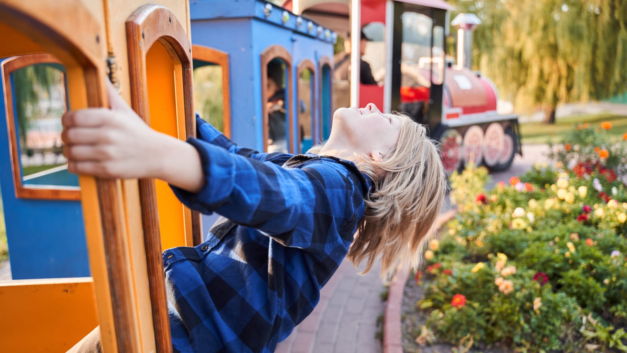 Junge in Bummelzug ähnlich zu dem in Bardolino © YakobchukOlena/iStock / Getty Images Plus via Getty Images