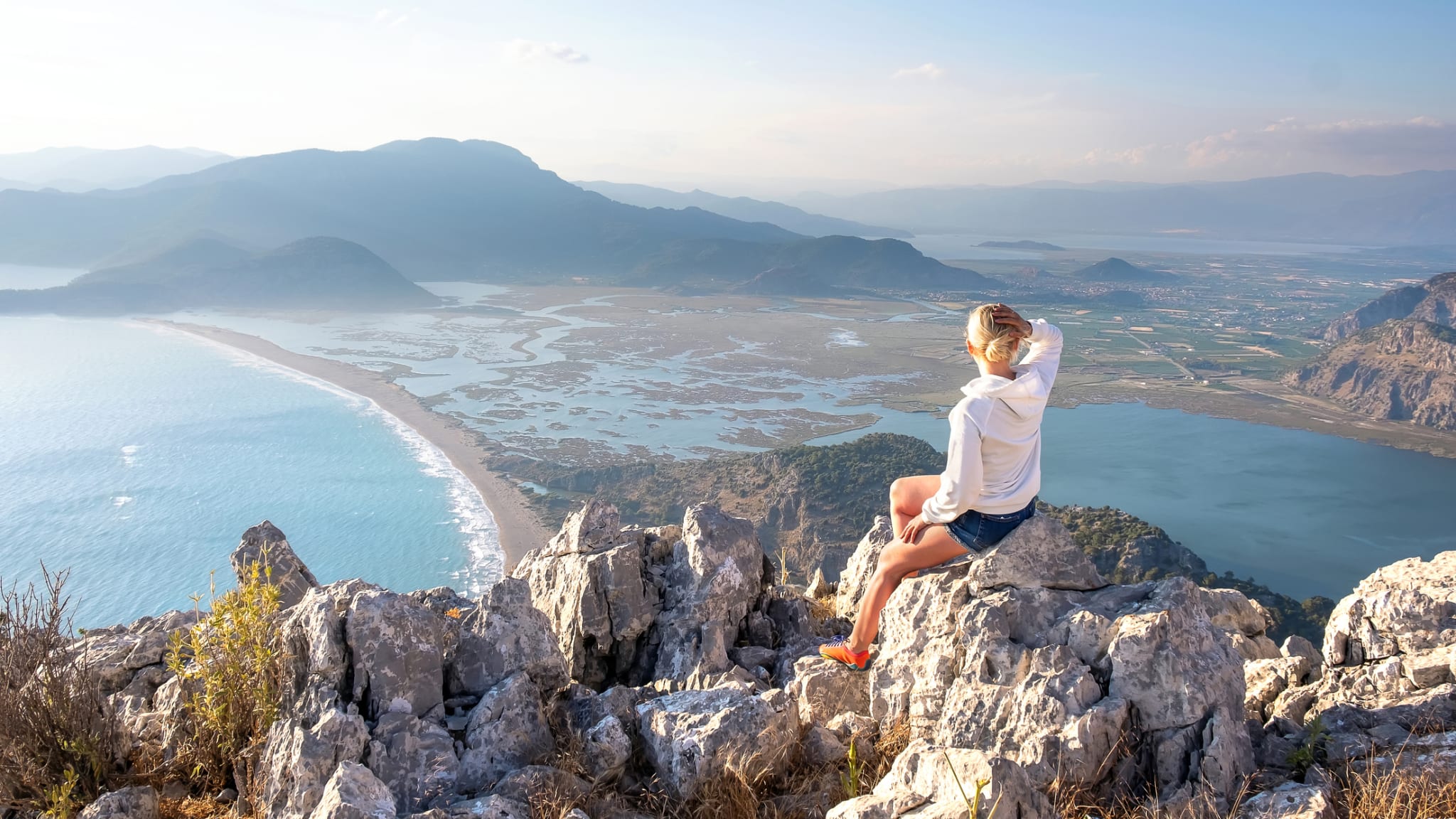 Junges Mädchen mit Blick auf Iztuzu Beach und Panoramablick vom Berg ©iStock.com/Carmian