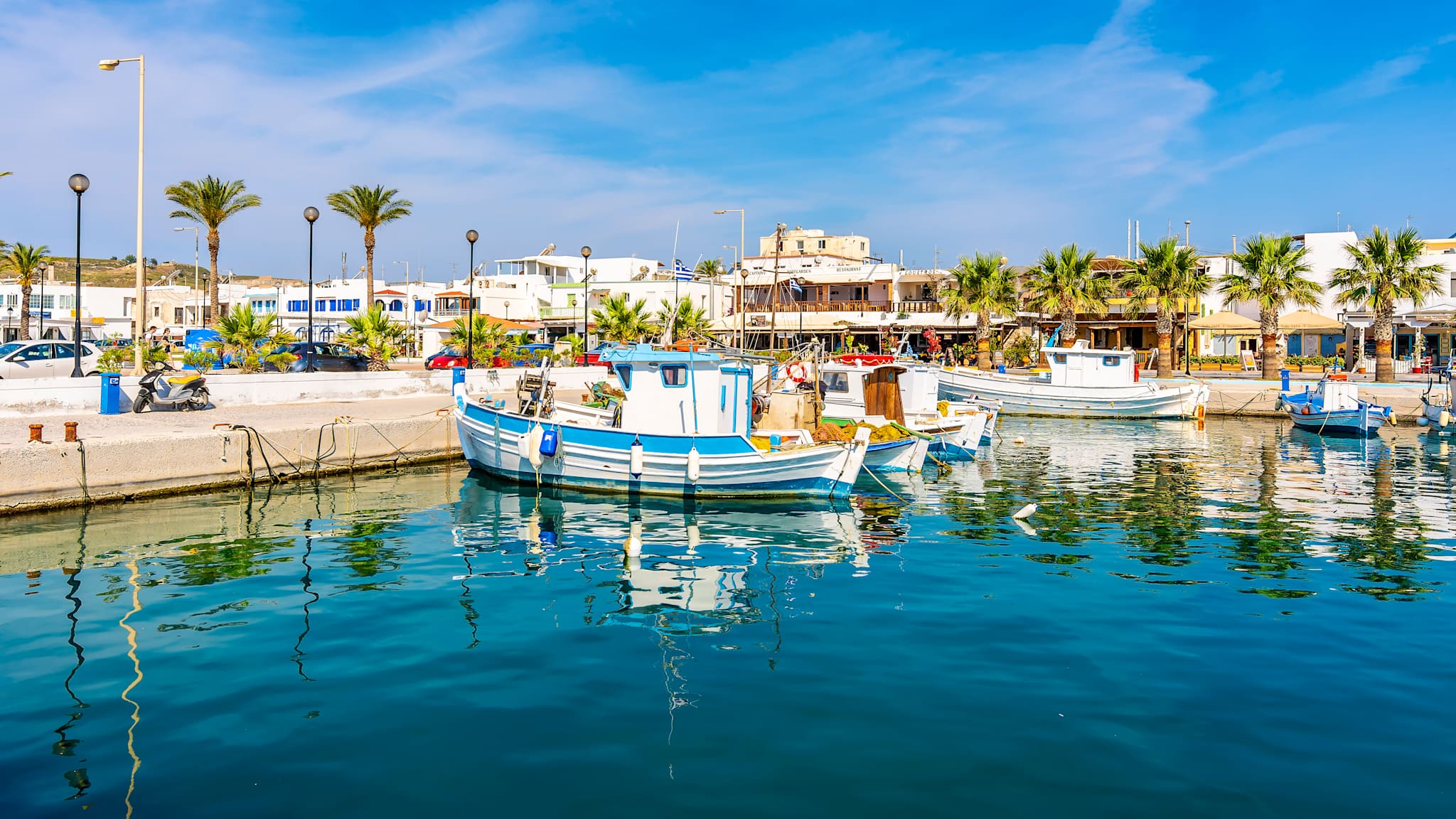 Blick vom Meer auf den Hafen von Kardamena.