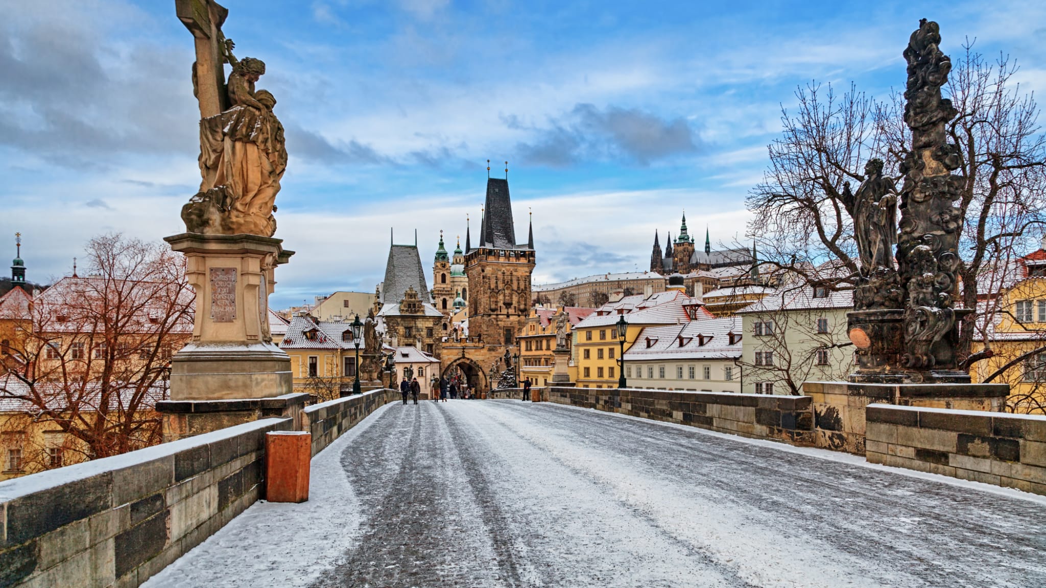 Karlsbrücke am Wintermorgen, Prag © iStock.com/rusm
