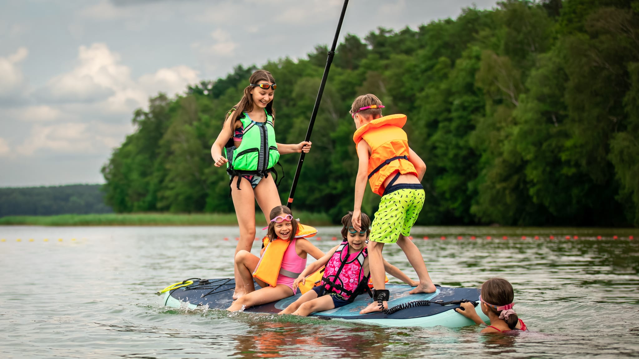 Spiel und Spaß auf dem Stand-up-Paddle-Board © Olena Shvets - stock.adobe.com