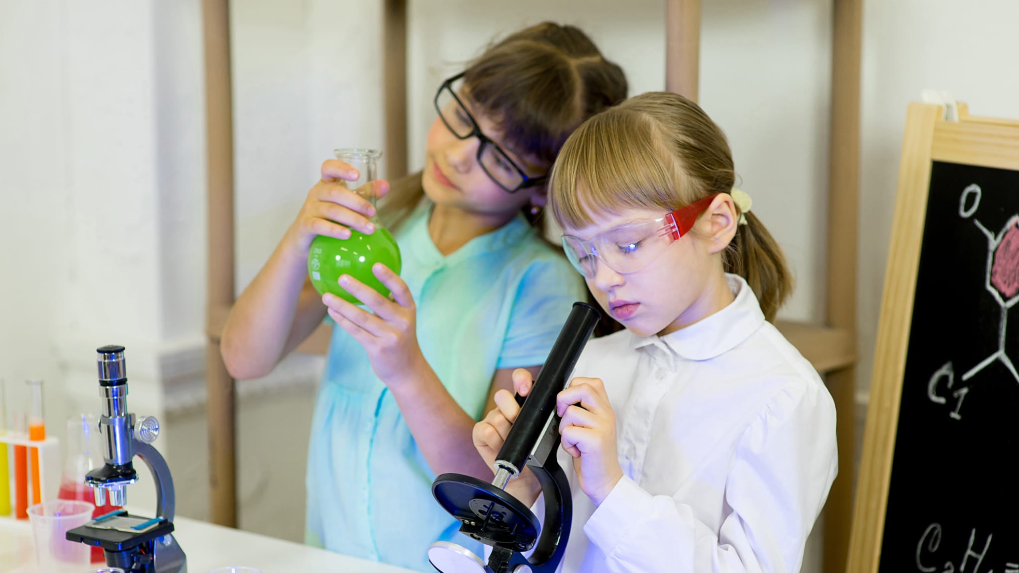 Kinder im Experimentarium © ElenaNichizhenova/iStock / Getty Images Plus via Getty Images
