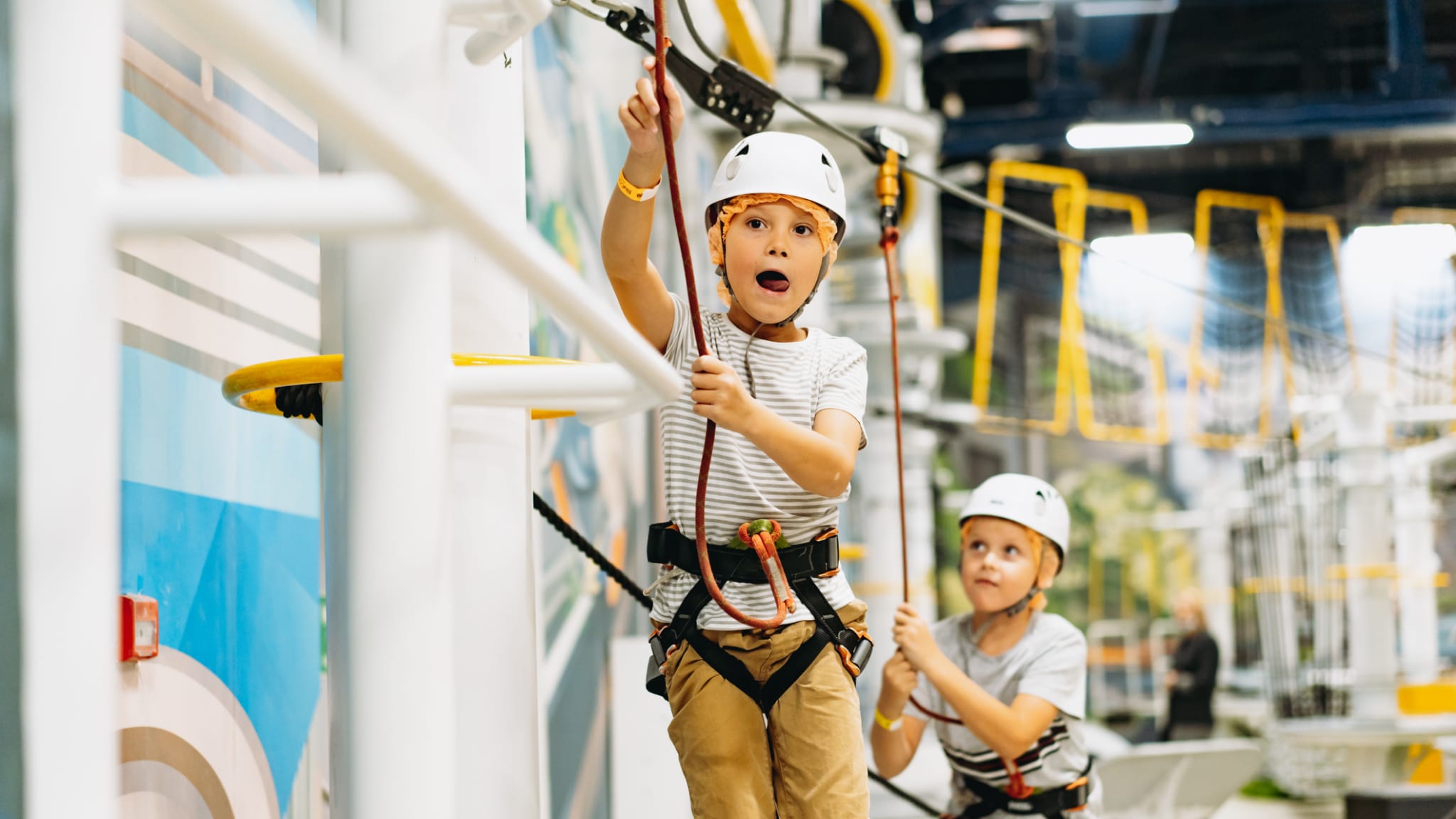 Kinder im Kletterpark, Ostsee © Yulia Raneva/iStock / Getty Images Plus via Getty Images