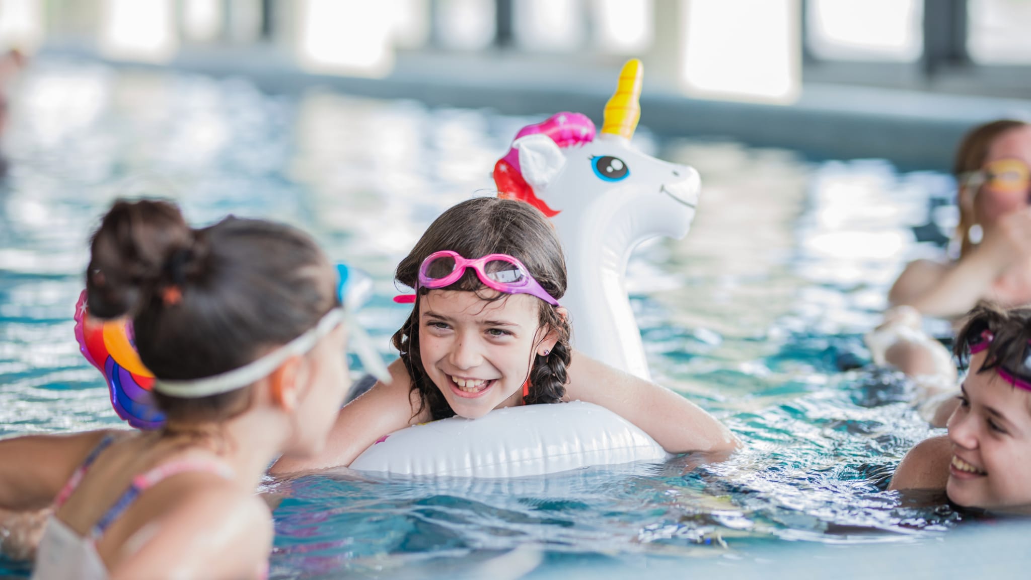 Kinder im Schwimmbad, Ostsee © iStock / Getty Images Plus via Getty Images