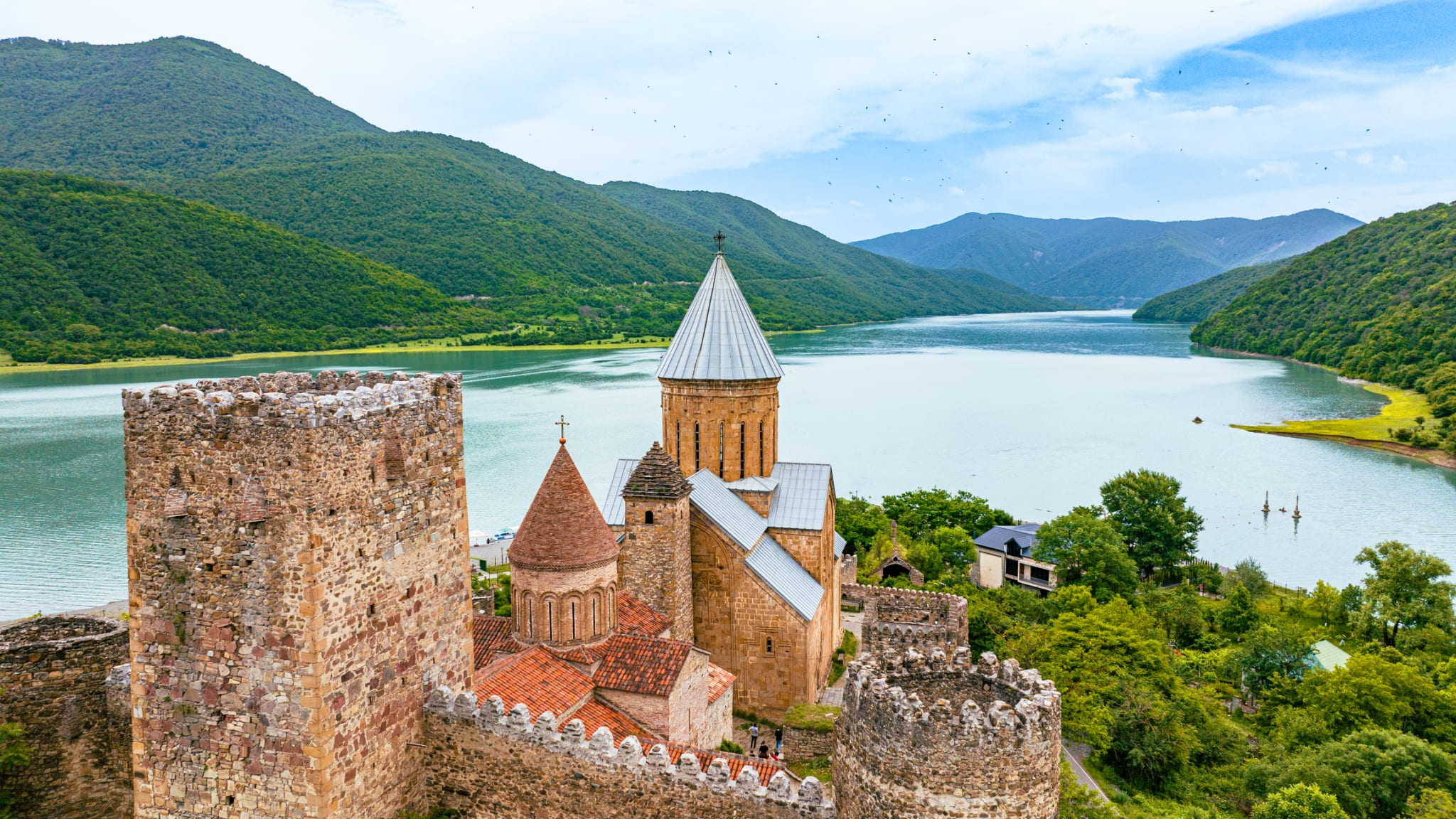 Kirche von Ananuri, Georgien © graphixel/E+ via Getty Images