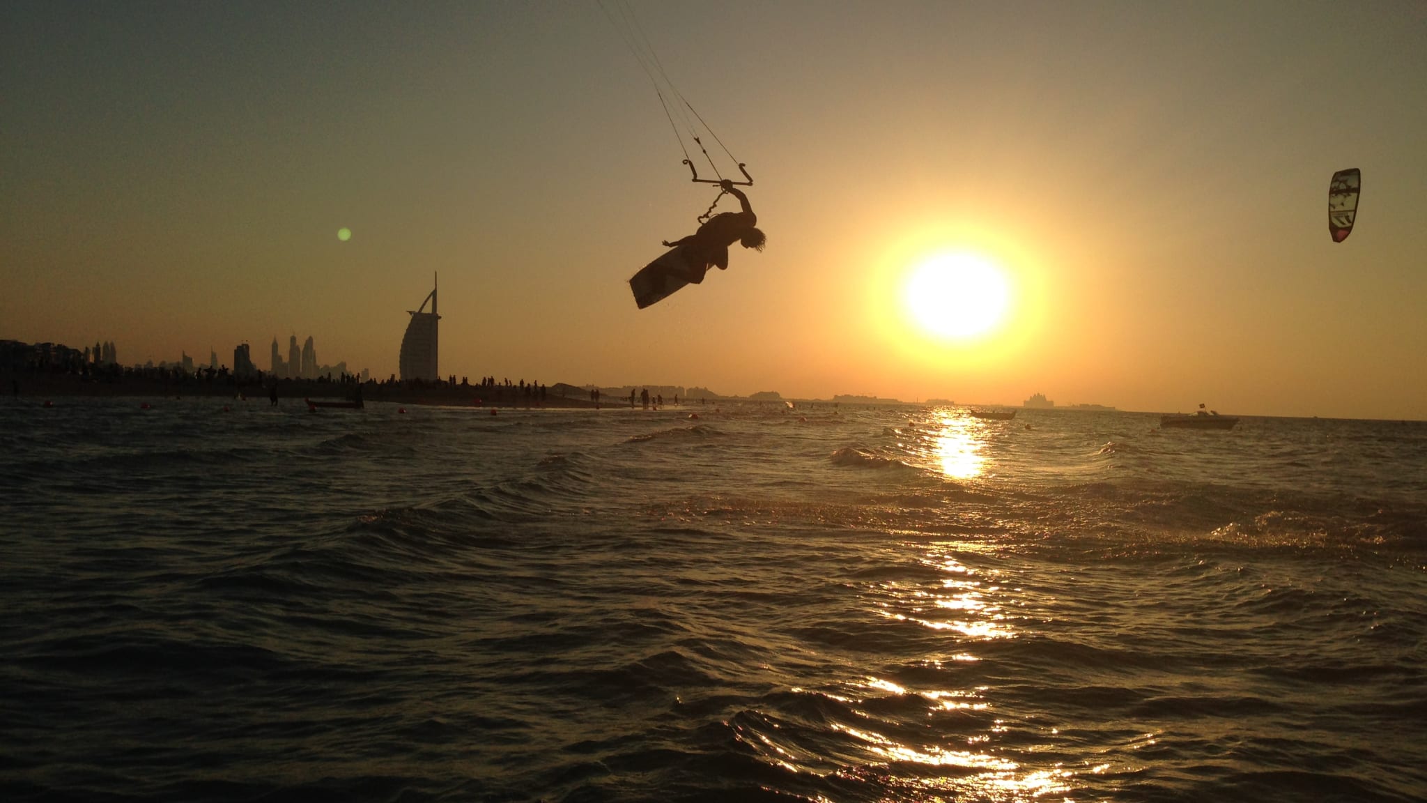 Kitesurfen, Sunset Beach, Dubai © Bassem Zein/iStock / Getty Images Plus via Getty Images