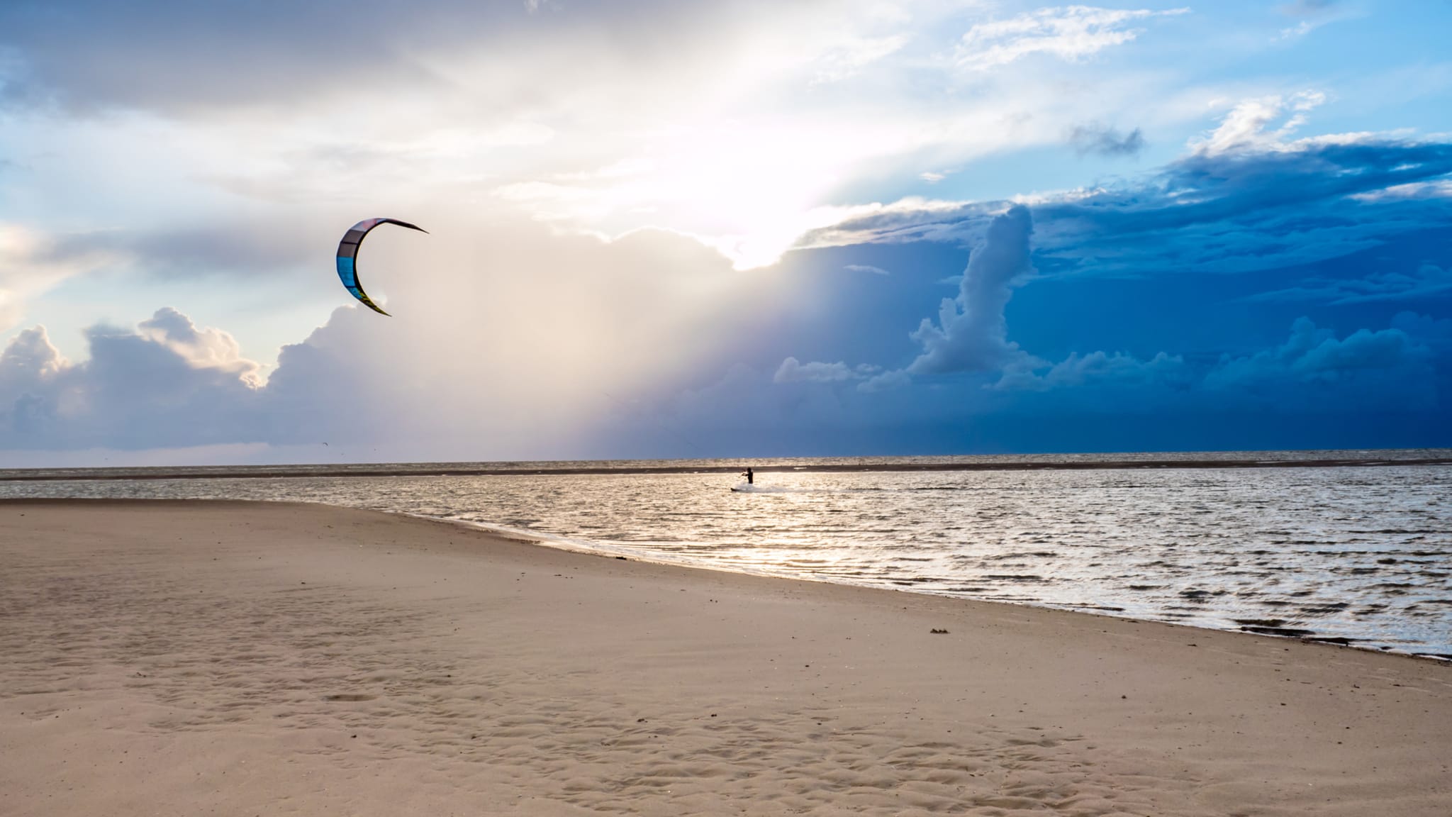 Kitesurfer alleine im Meer in St. Peter-Ording, Nordsee © iStock.com/Animaflora