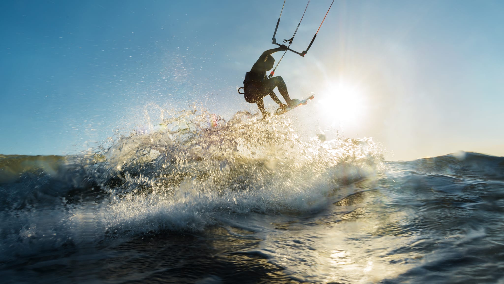 Kitesurf-Spaß im Südwesten von Sizilien  © iStock.com/Raul_Mellado