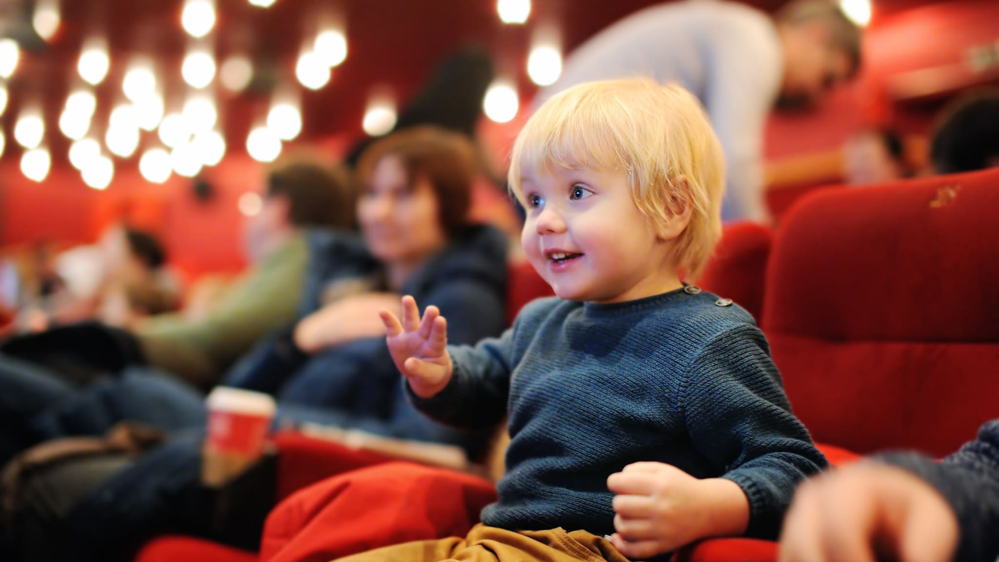 Kleines Kind im Staatstheater Schwerin © SbytovaMN/iStock / Getty Images Plus via Getty Images