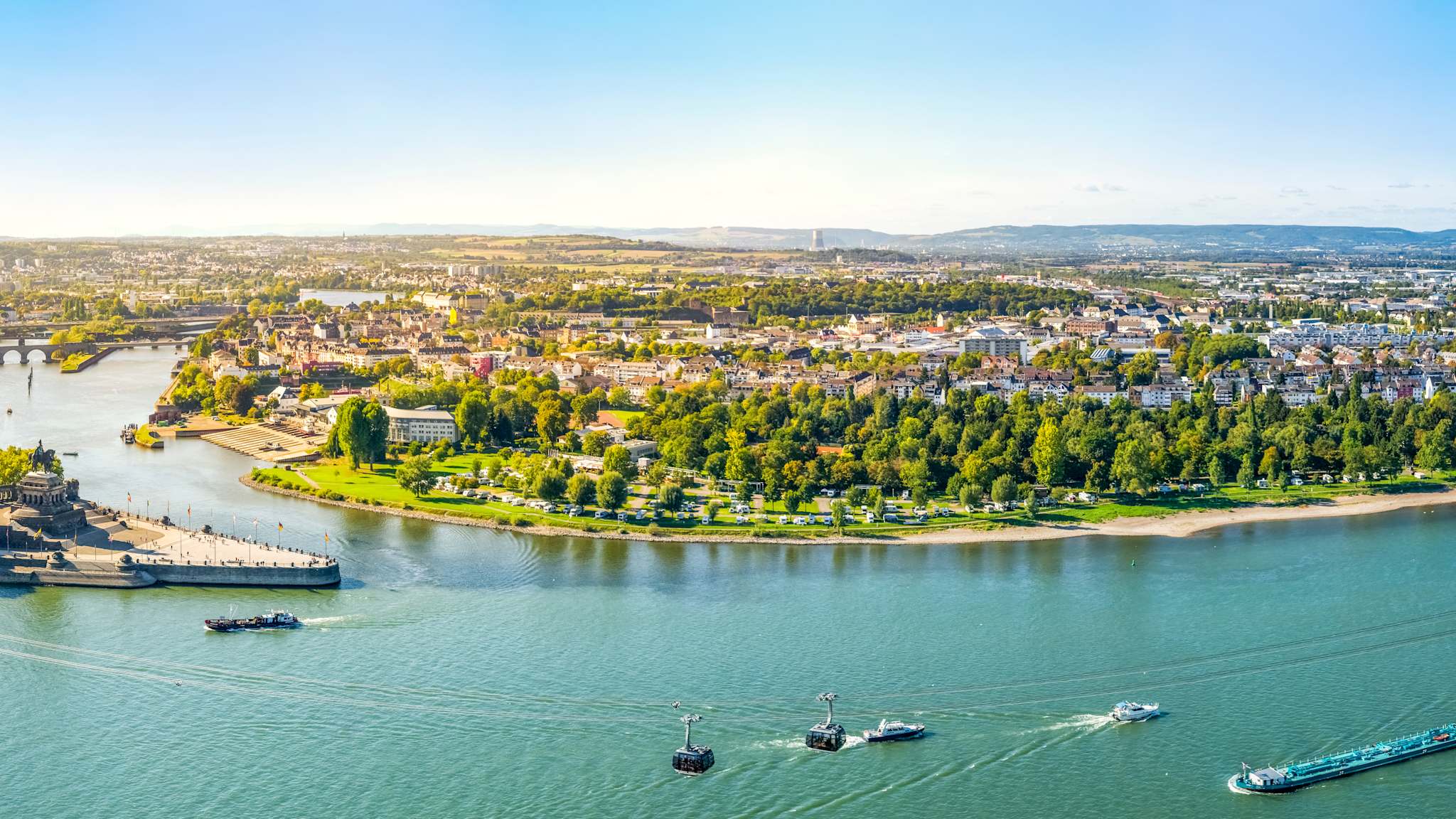 Ausblick aus Vogelperspektive auf Koblenz an Rhein und Mosel.