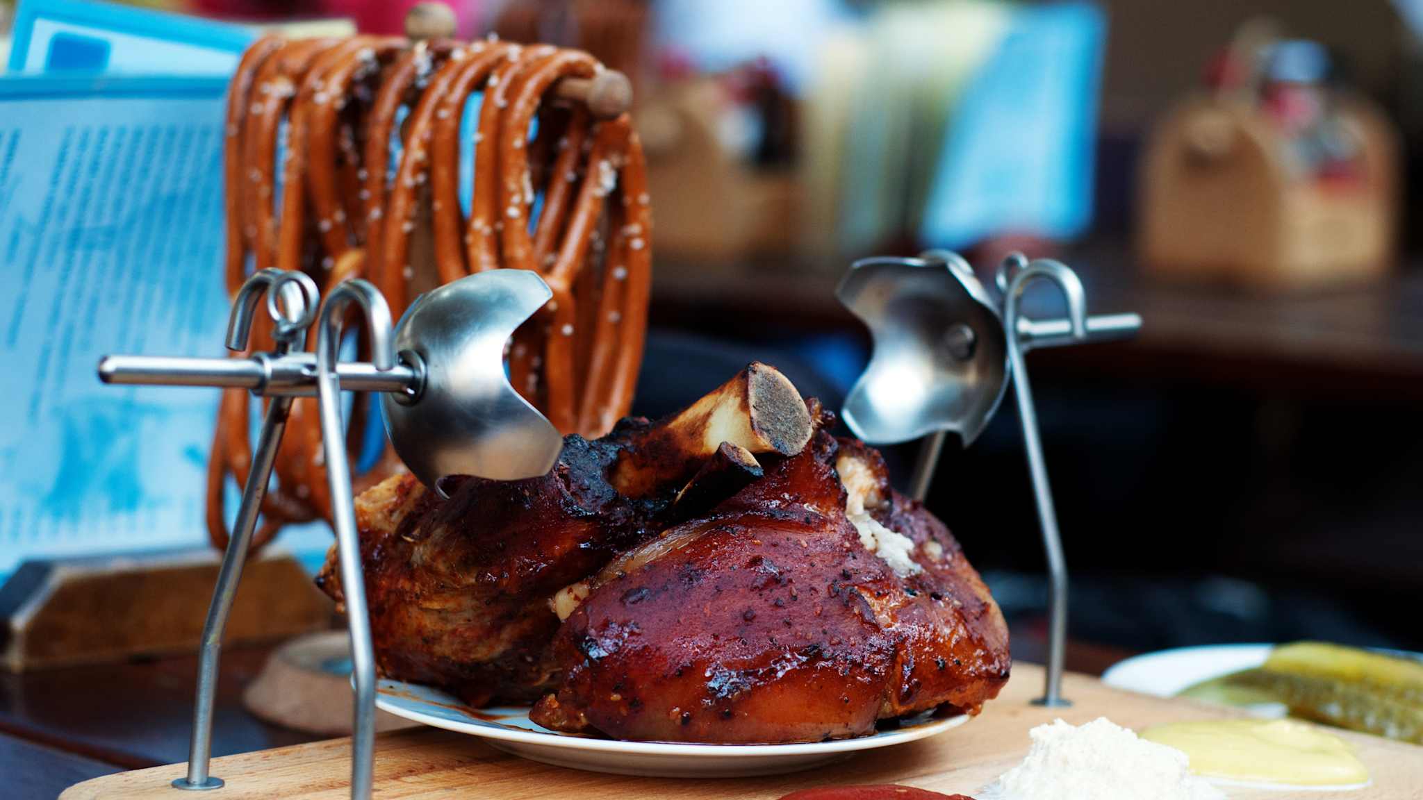 Das tschechische Gericht Koleno, eine Schweinshaxe mit Soßen und Brezeln.