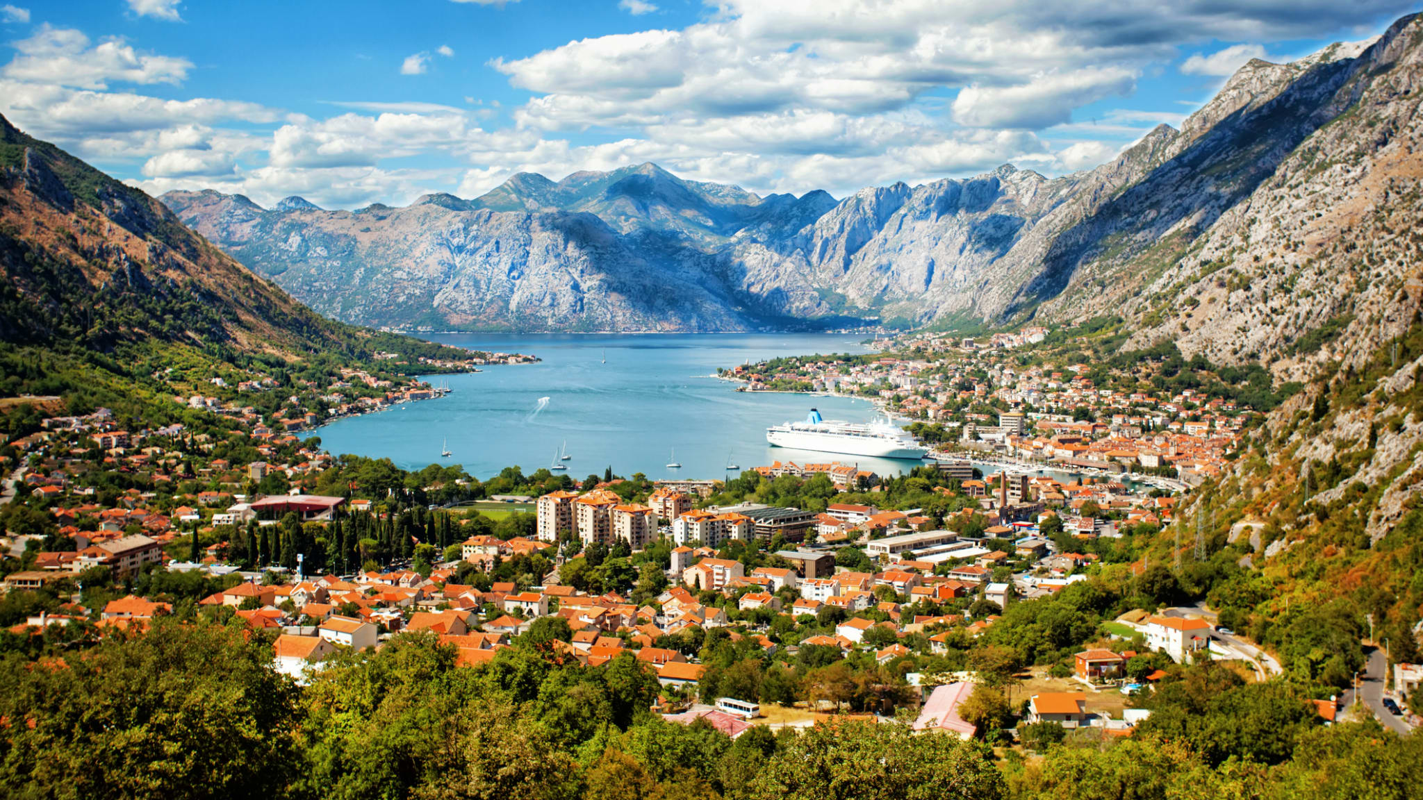 Kotor an einem schönen Sommertag ©iStock.com/MaksimMazur