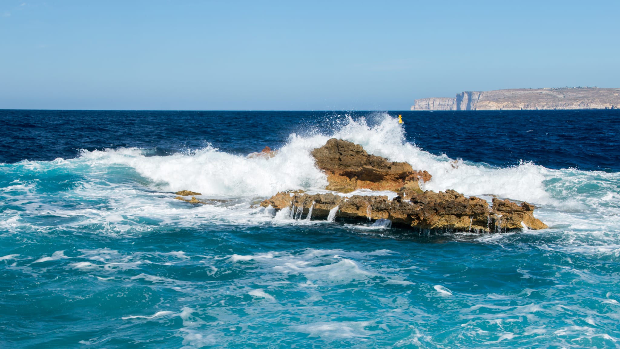 Küste bei windigen Tag in Cirkewwa in Malta © iStock.com/RobsonPL