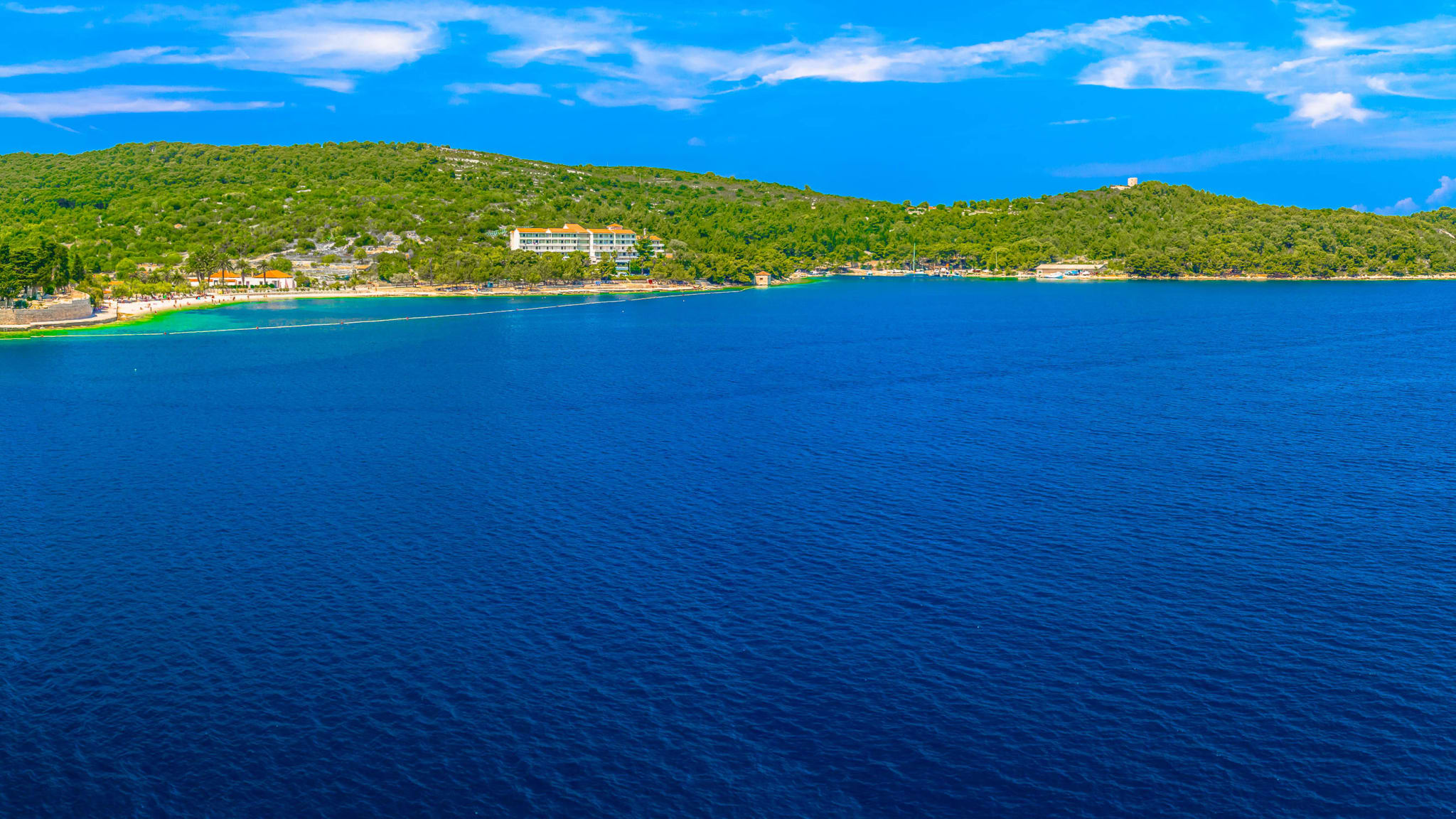 Östliche Küste der Insel Vis mit dem Strand Punta od Biskupa, Kroatien © Dreamer4787/iStock