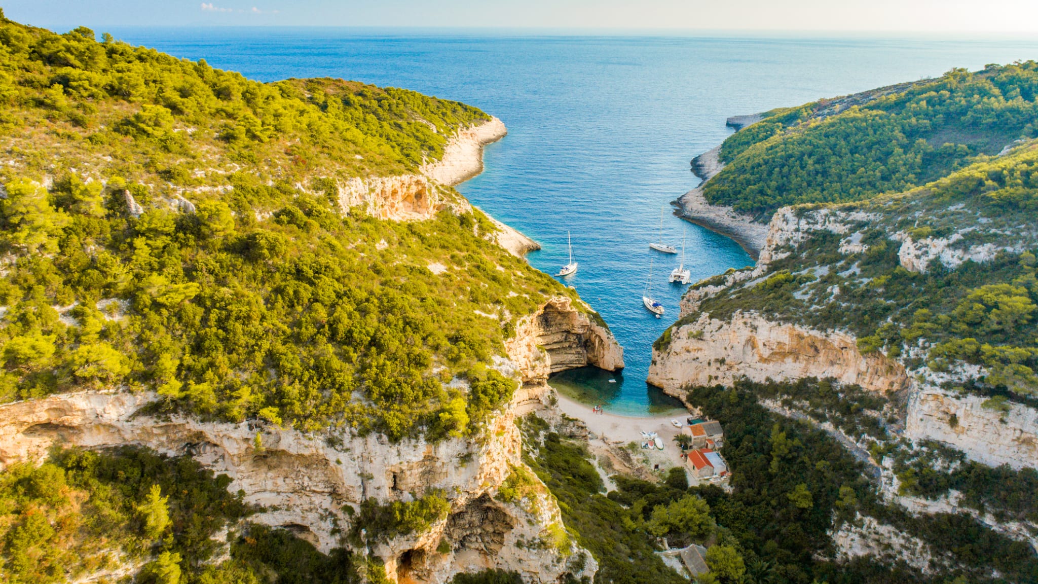 Küste am Stiniva Strand auf der Insel Vis, Kroatien © iStock.com/SimonSkafar