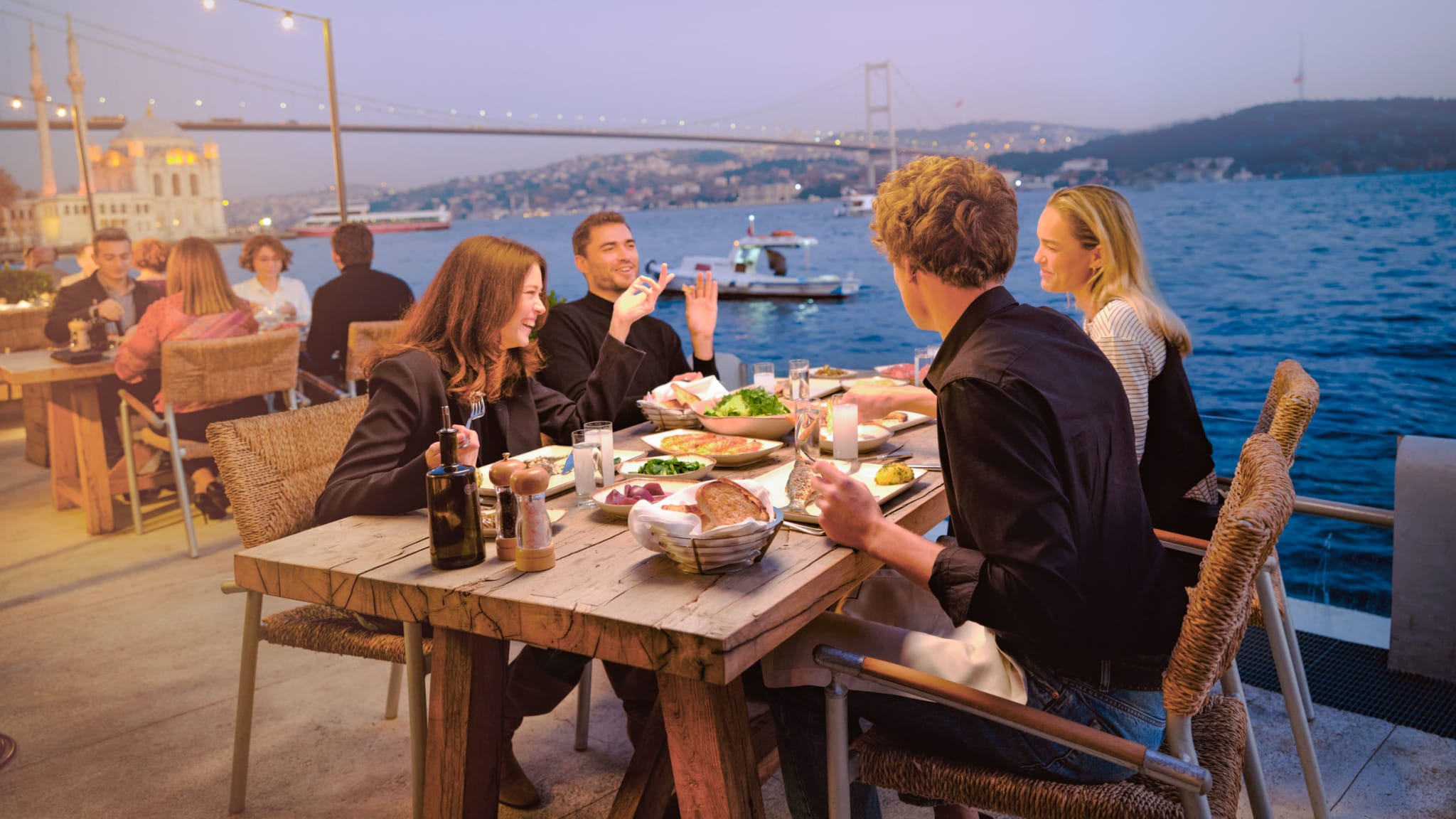 Abendessen mit Blick auf den Bosporus in Istanbul, Türkei