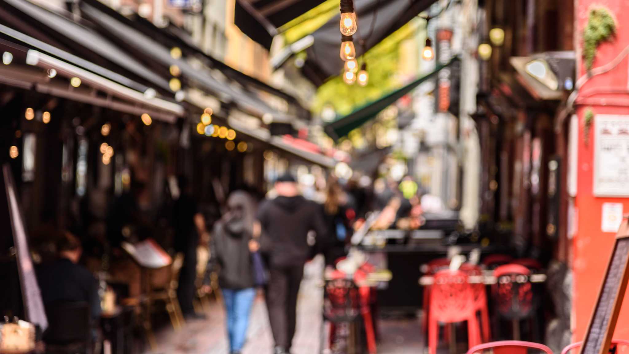Unscharf gestellte Gasse mit Restaurants und Sitzplätzen
