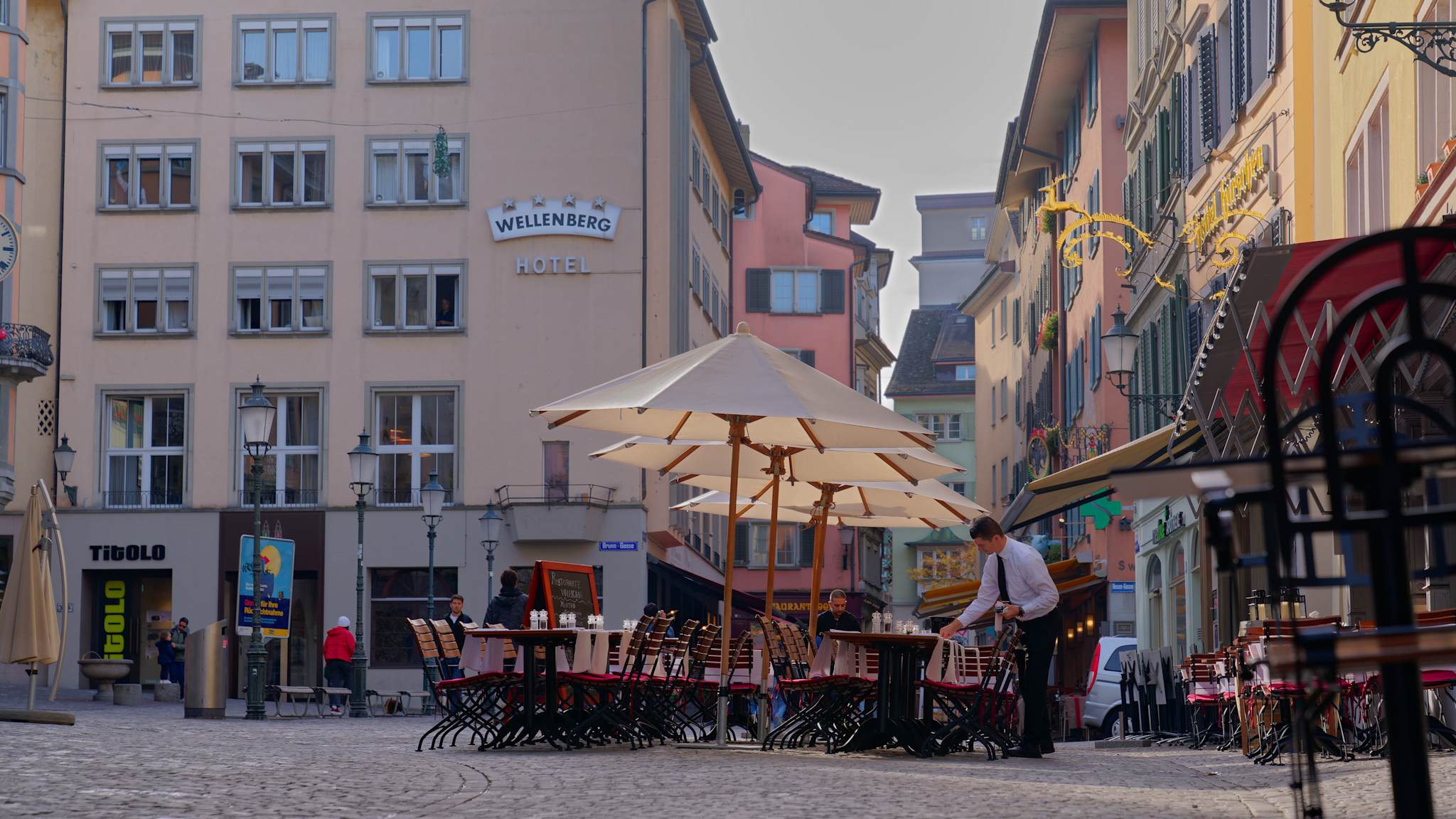 Platz in der Altstadt von Zürich mit Sitzgelegenheiten eines Restaurants draußen
