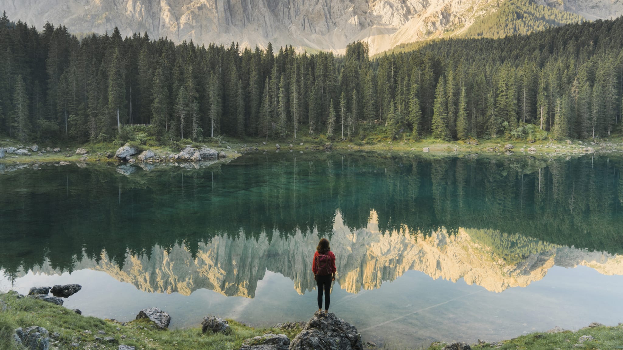 Lago di Carezza in den Dolomiten ©Oleh_Slobodeniuk/E+ via Getty Images