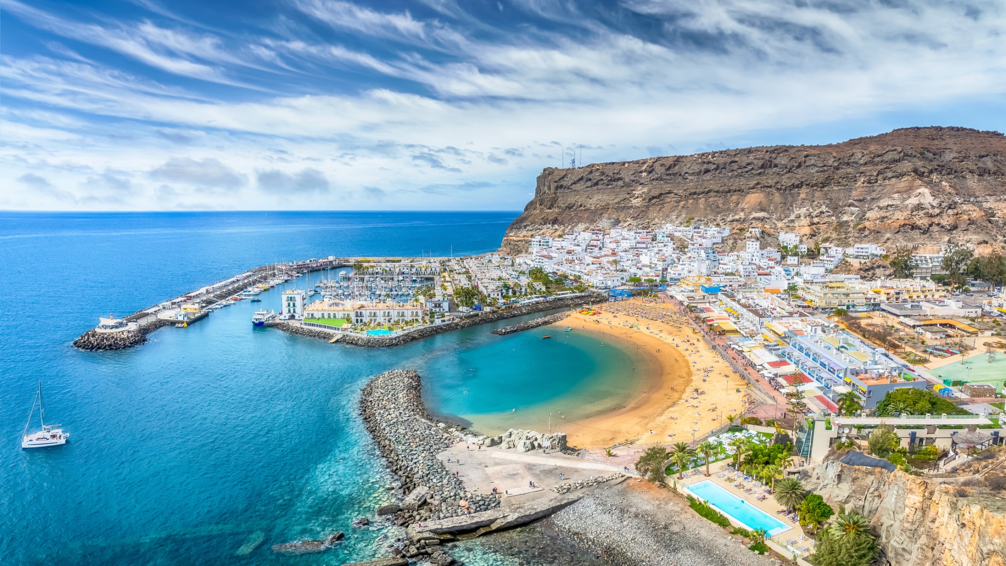 Landschaft mit Ausblick auf Puerto de Mogan, Gran Canaria ©iStock.com/Balate Dorin
