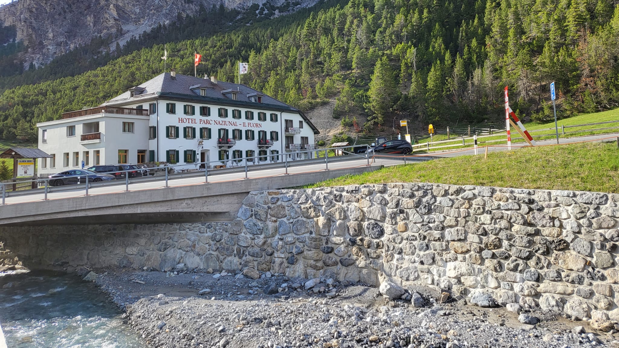 Landschaft rund um das Hotel Parc Naziunal©Noor Radya Binti Md Radzi/iStock Editorial / Getty Images Plus via Getty Images