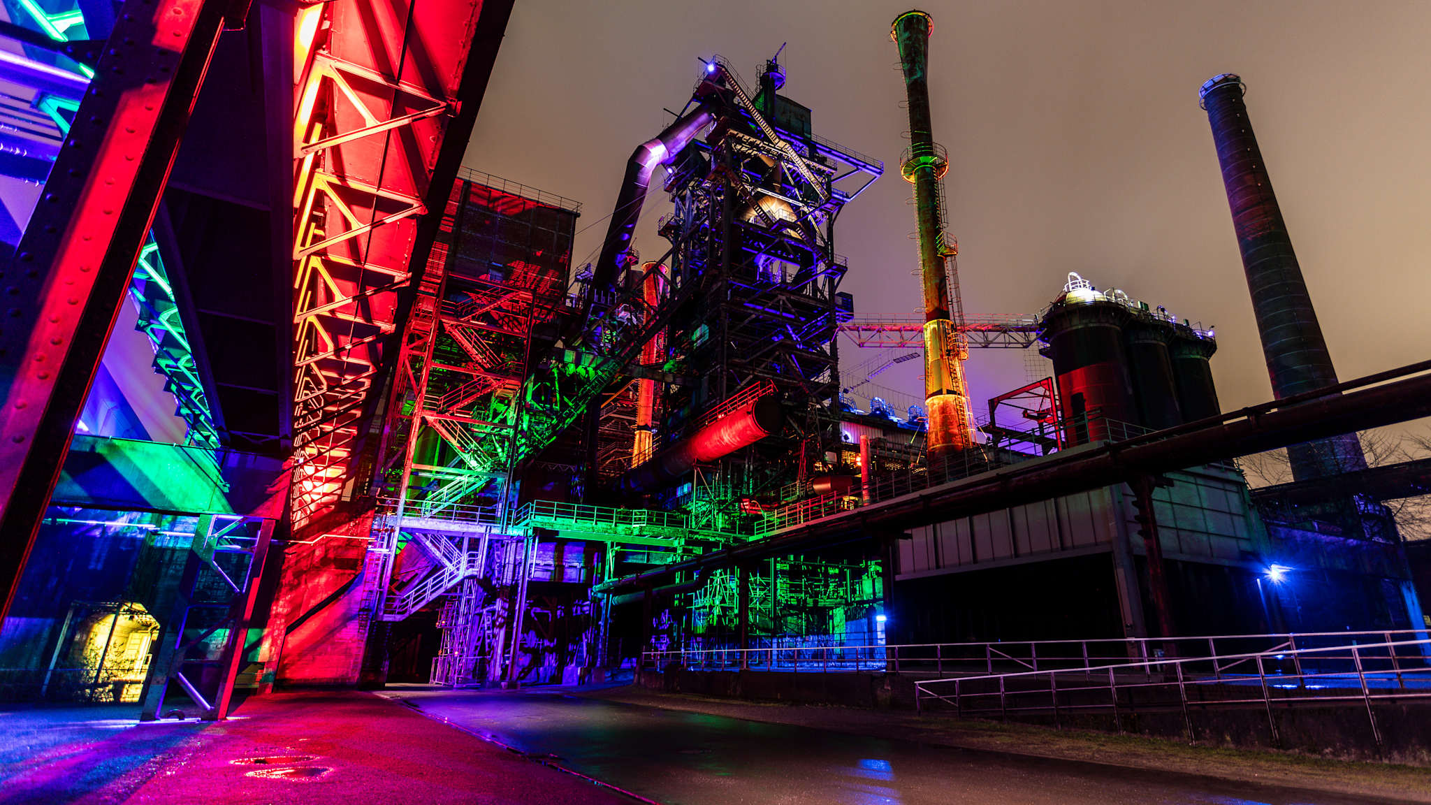 Landschaftspark Duisburg-Nord bei Nacht, die Stahlkonstruktionen sind beleuchtet.