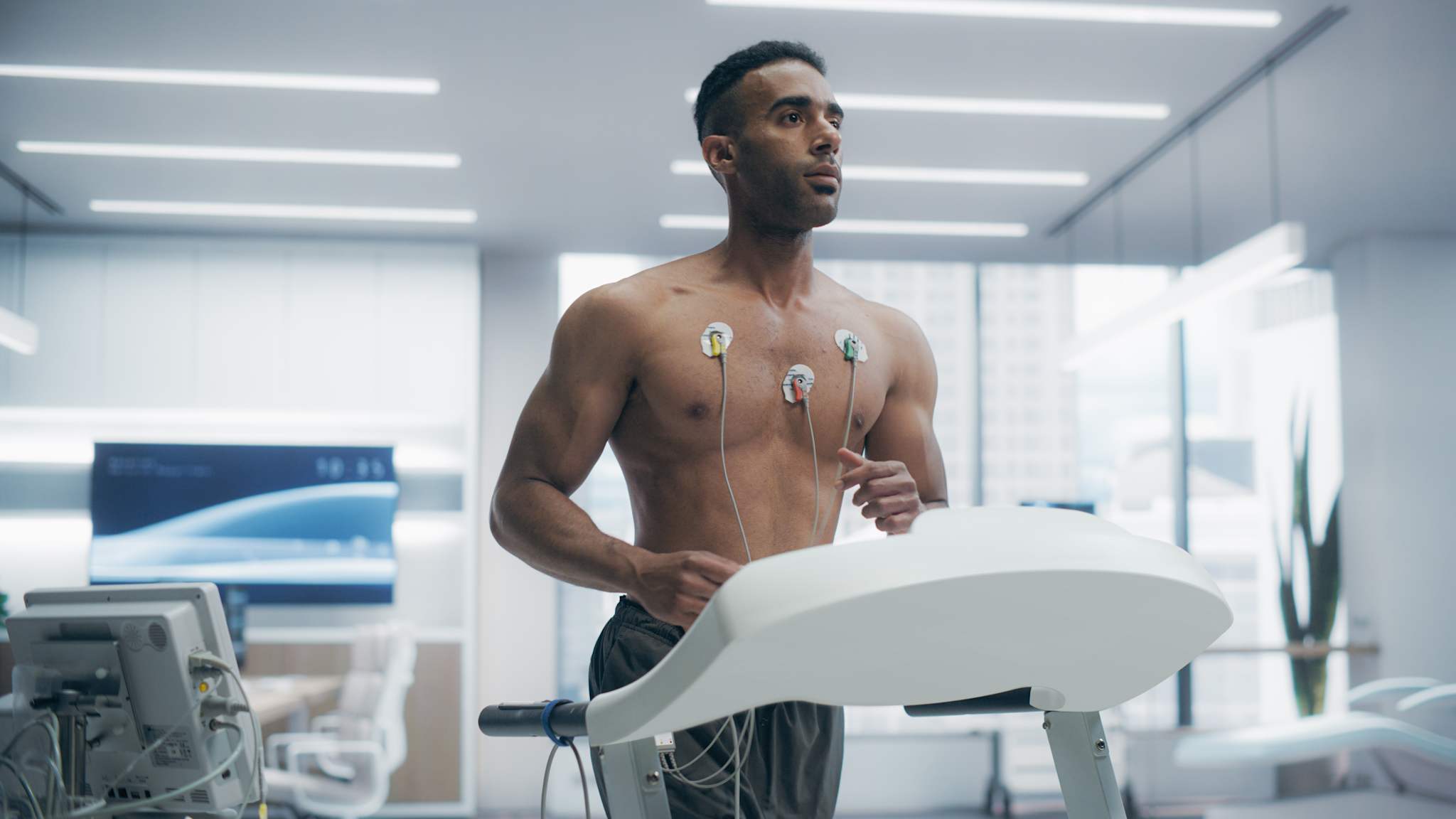 Mann mit Sensoren auf der Brust läuft auf Laufband