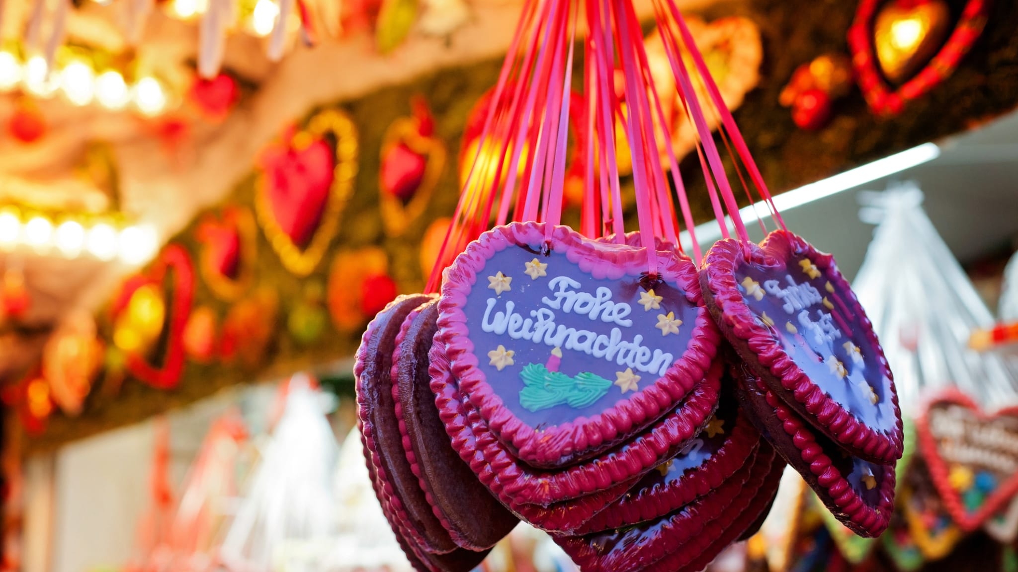 Lebkuchen Herzen auf Weihnachtsmarkt © aletheia97/iStock / Getty Images Plus via Getty Images