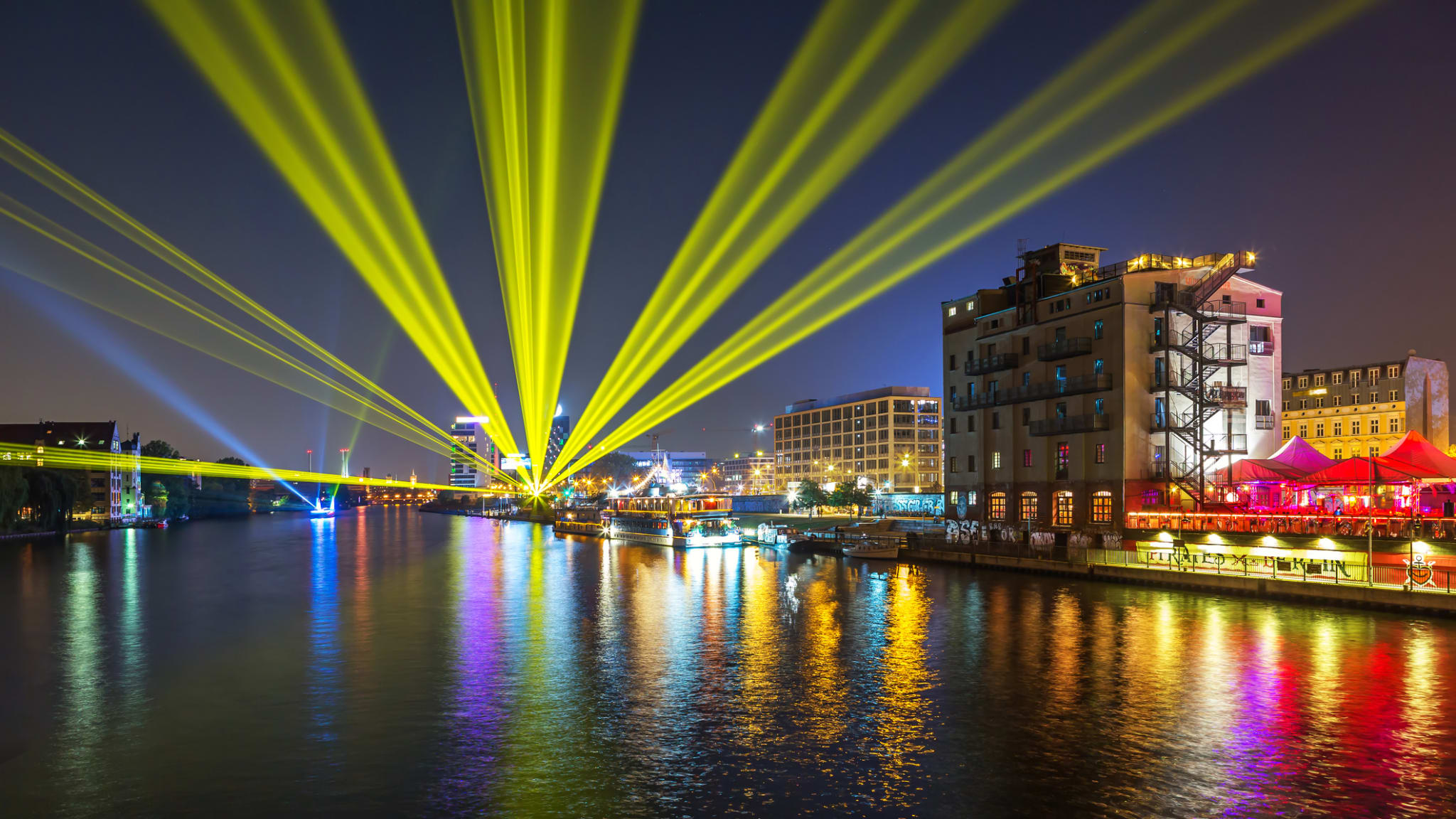 Lichtshow in Berlin © fhm/Moment via Getty Images