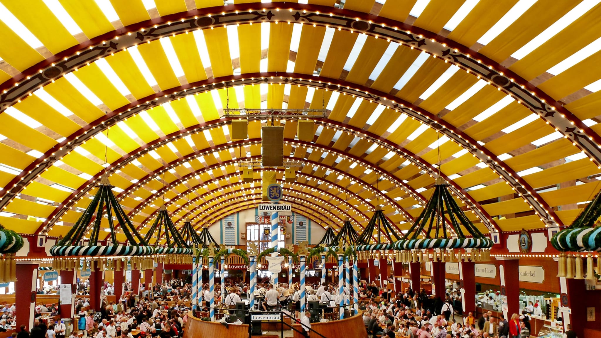 Das Löwenbräu-Festzelt © München Tourismus, Werner Boehm