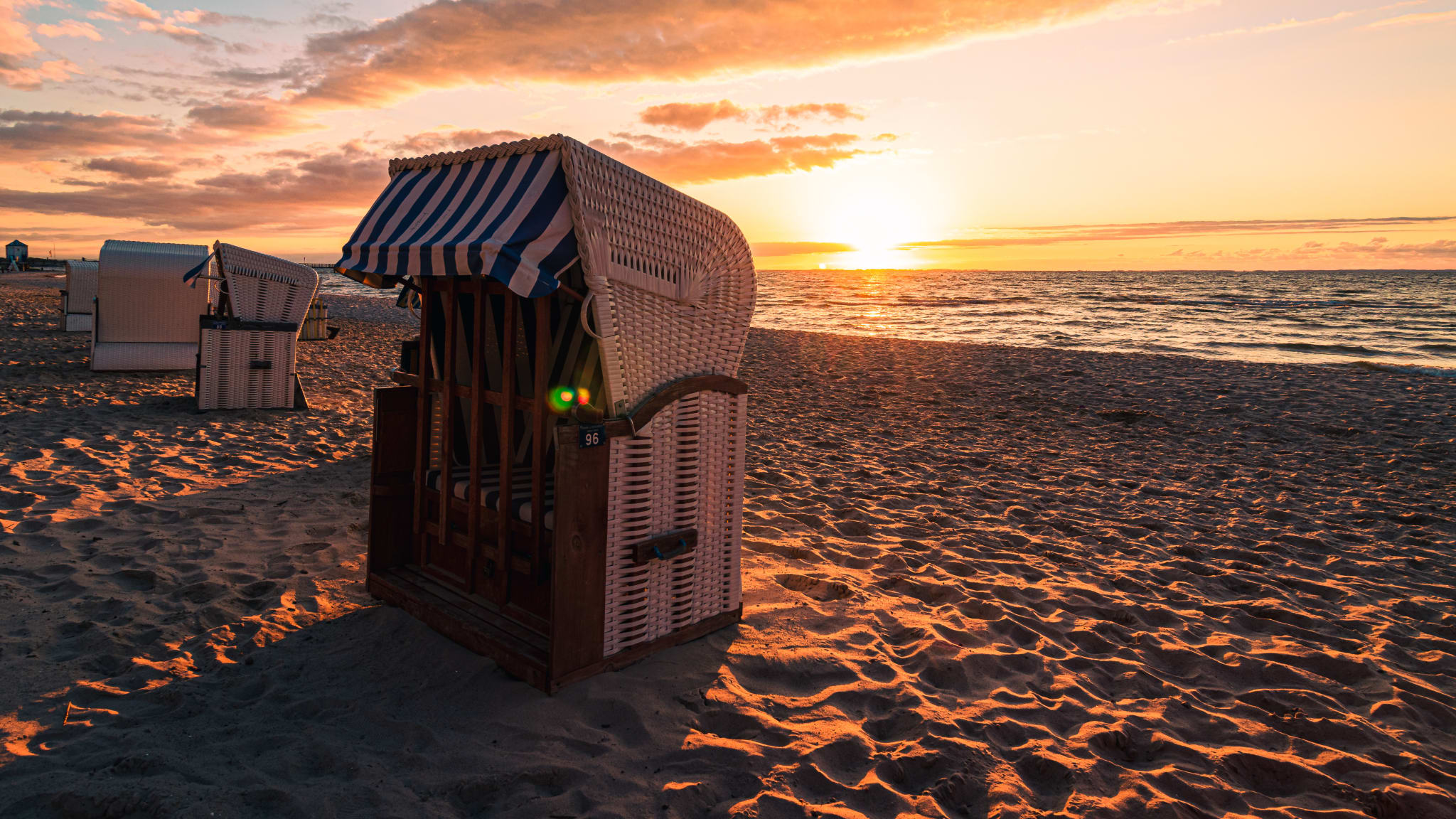 Strandkorb vor Sonnenuntergang in Lubmin © Matthias Pens - stock.adobe.com