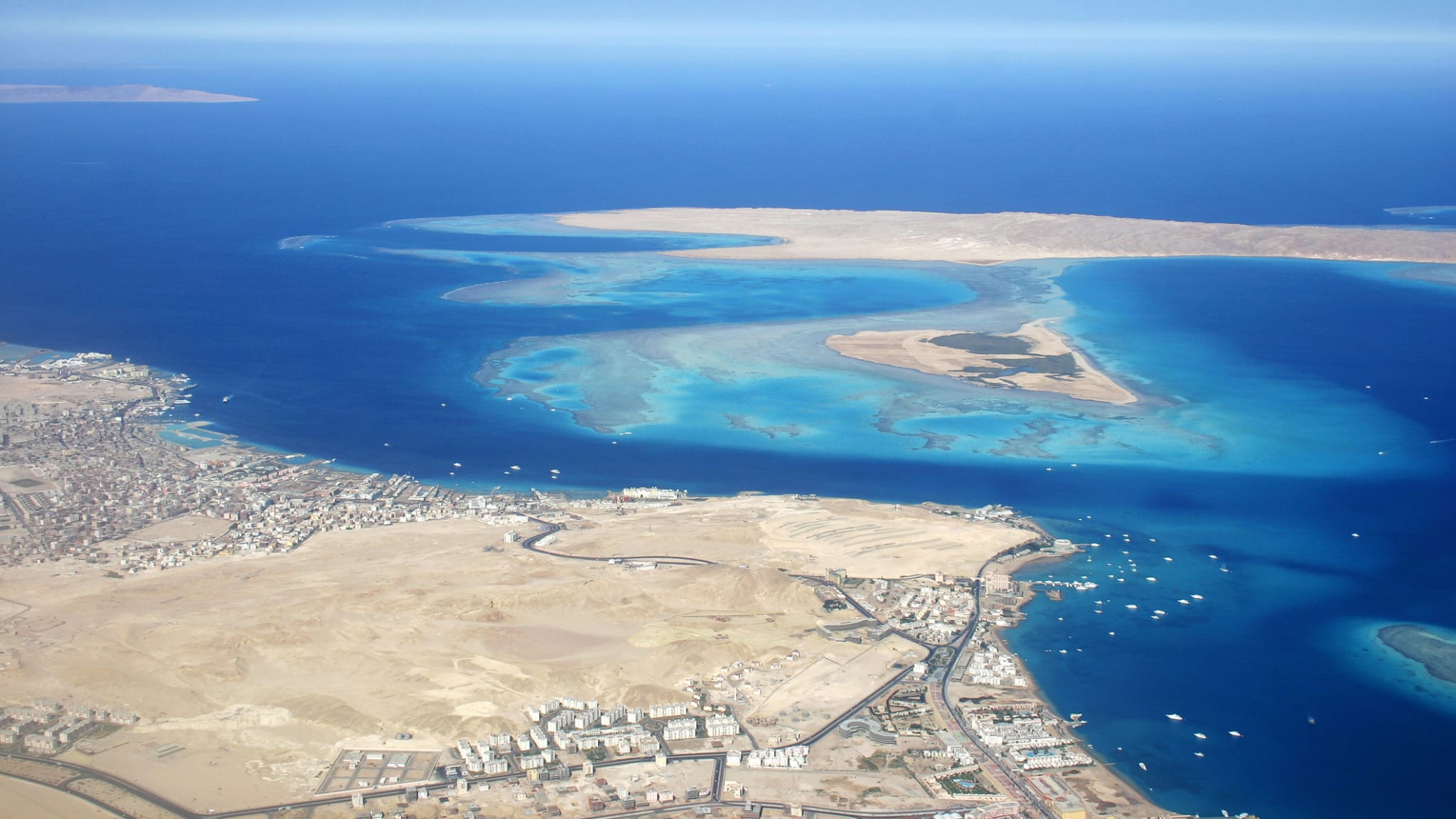 Luftaufnahme der Giftun Inseln vor der Küste von Hurghada, Ägypten © iStock.com/Wafue