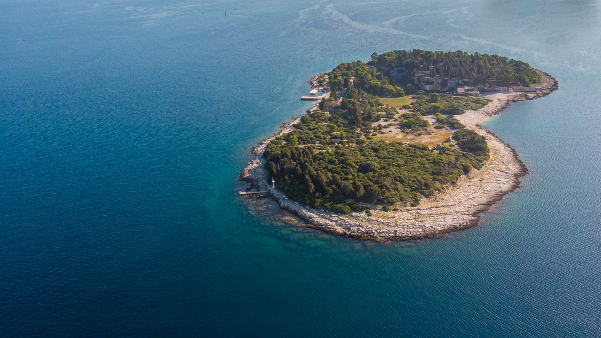 Luftaufnahme der Insel Sveti Jerolim, Hvar, Kroatien © iStock.com/Mindea