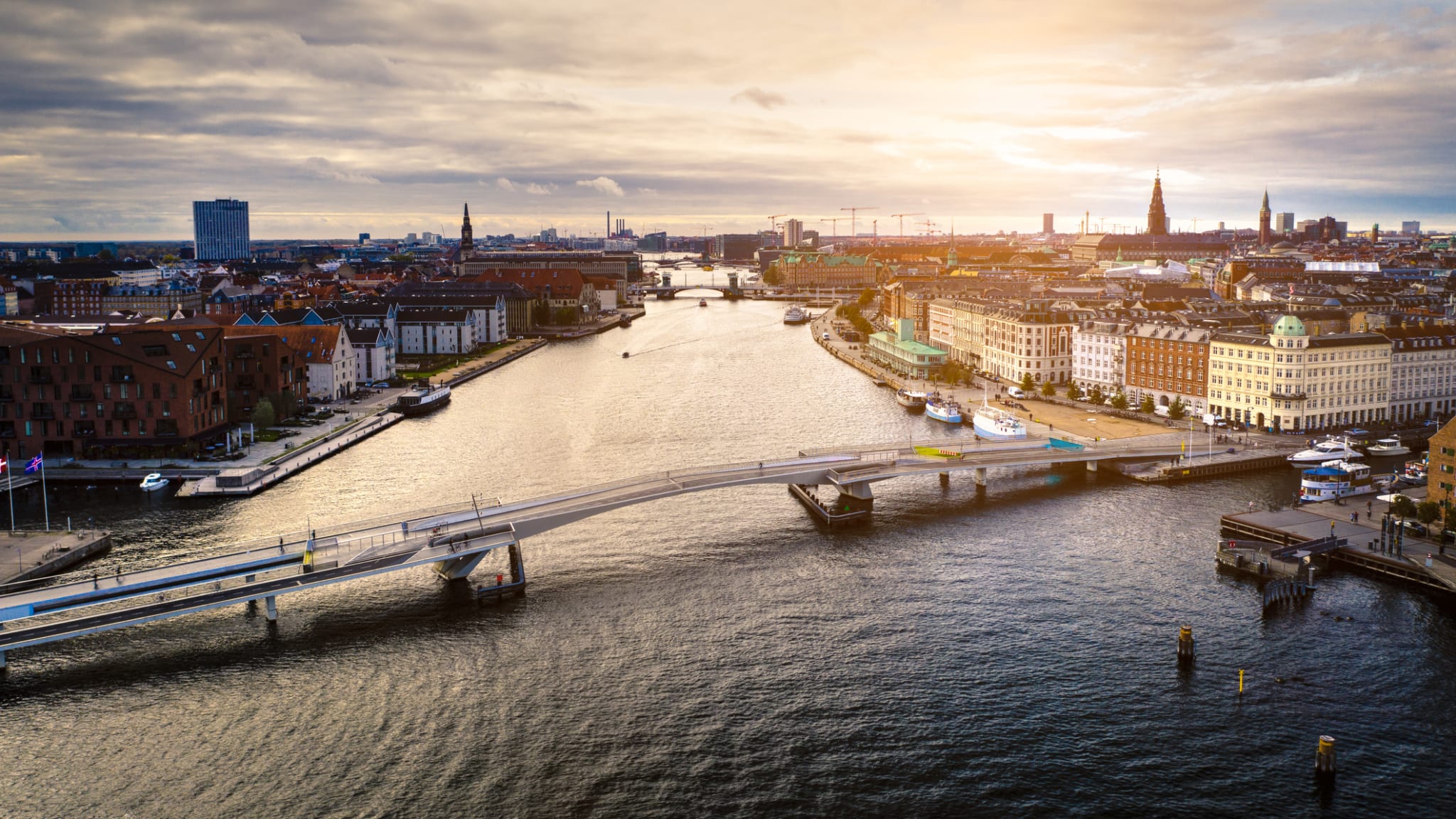 Luftaufnahme des Kopenhagener Stadtbildes mit moderner Fahrradbrücke © iStock.com/jonathanfilskov-photography