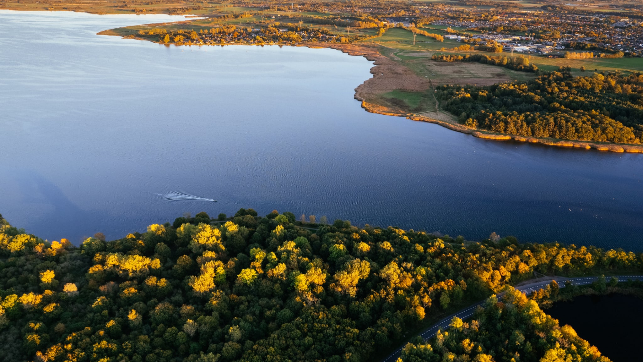 Luftaufnahme des Odense Fjords im Sonnenlicht Dänemark © iStock.com/ThomasMorkeberg