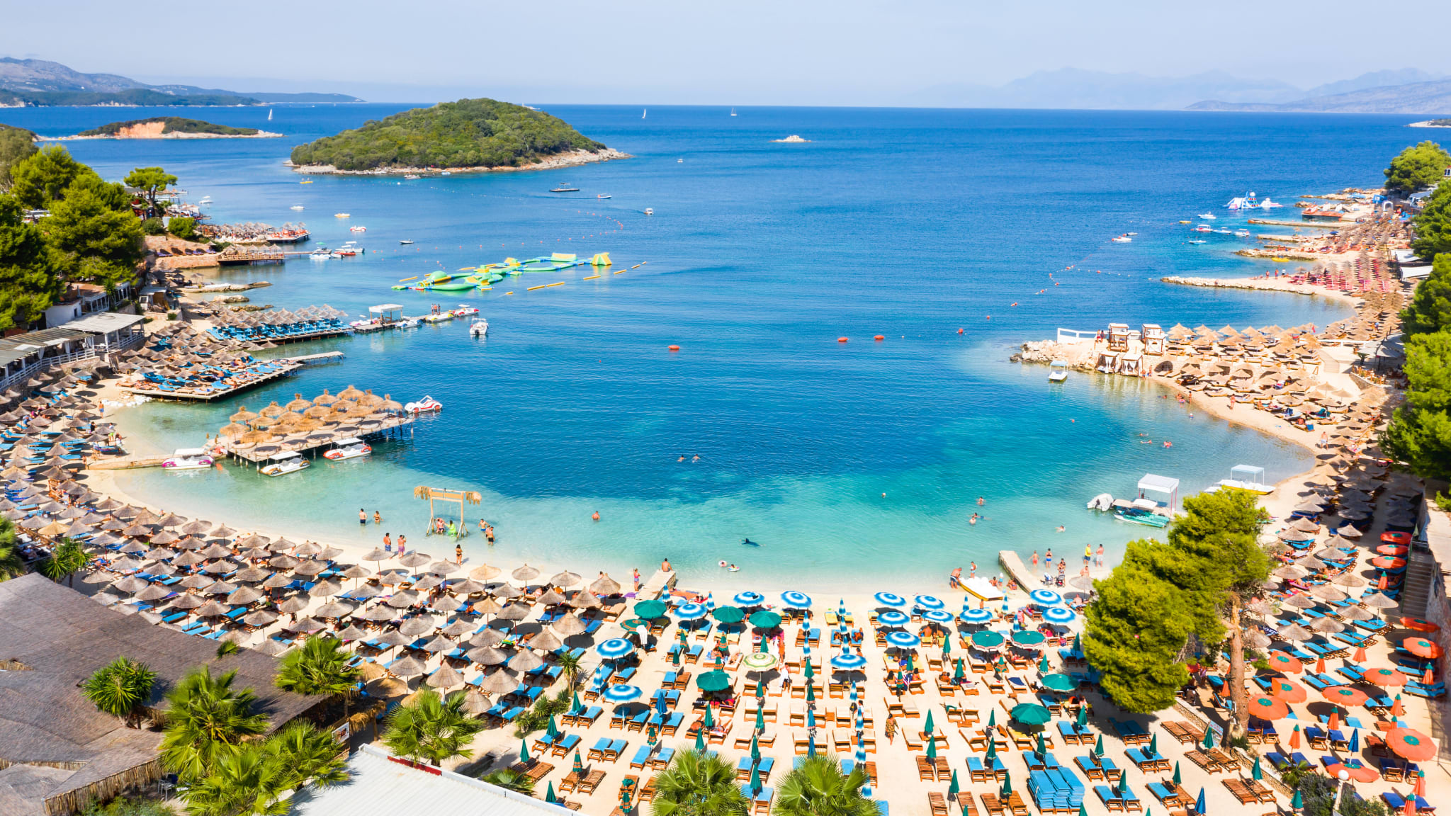 Ein Strand mit bunten Sonnenschirmen