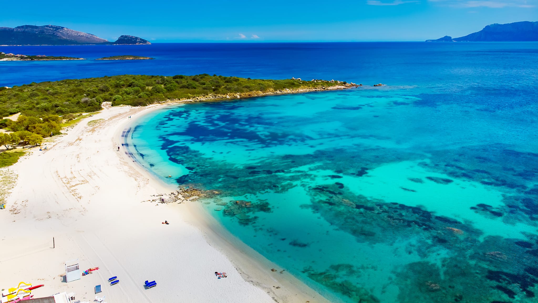 Luftaufnahme von Bados, schöner Sandstrand mit Bergen und Inseln im Hintergrund, Nordsardinien © iStock.com/Fikander82