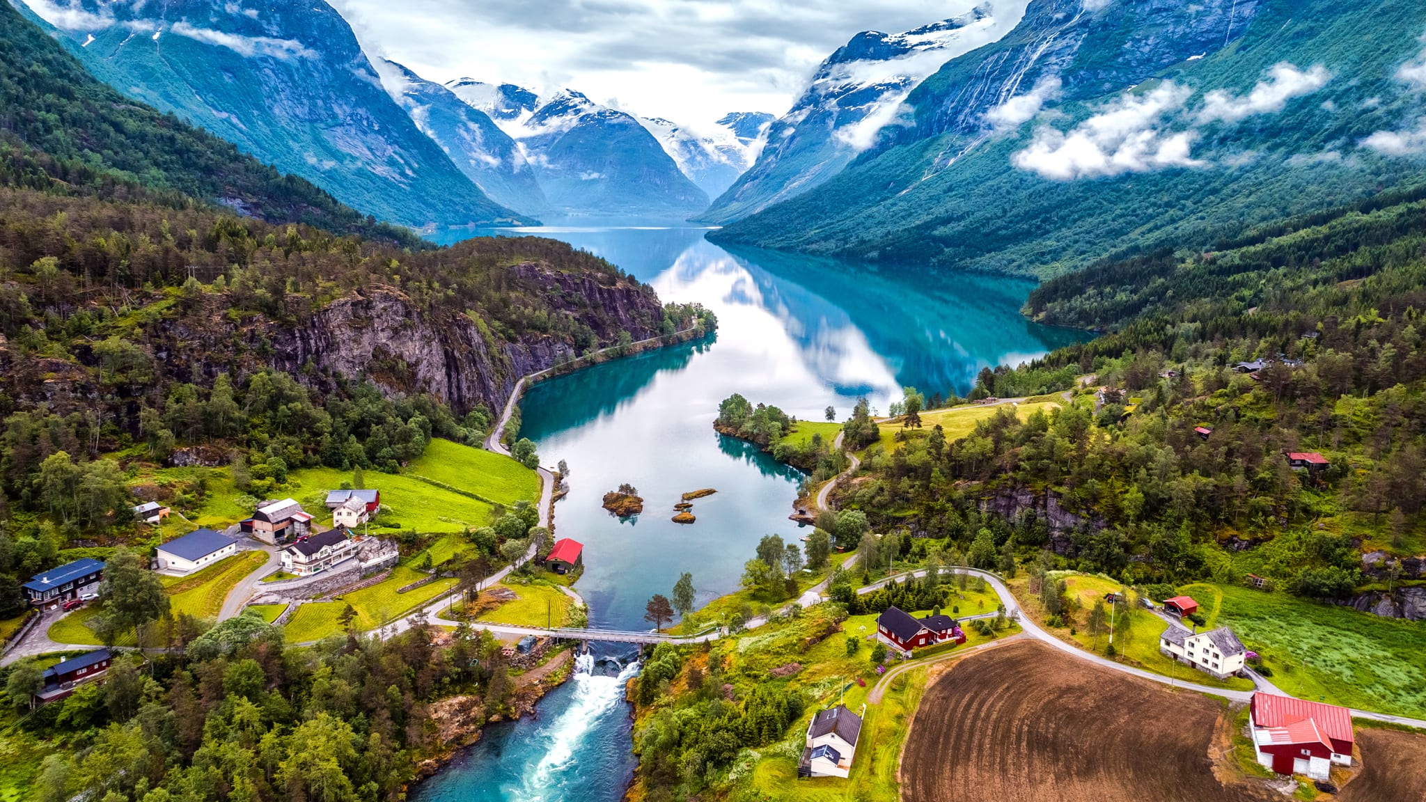 Luftaufnahme von schöner Landschaft mit See und Bergen in Norwegen © iStock.com/cookelma