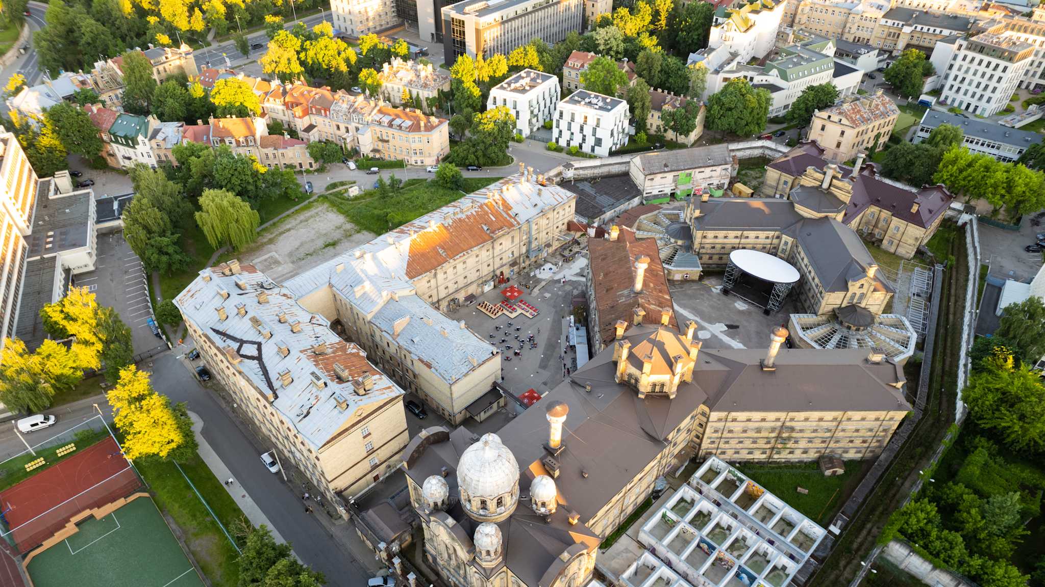 Blick aus der Luft auf eine Gefängnisanlage in einer Stadt